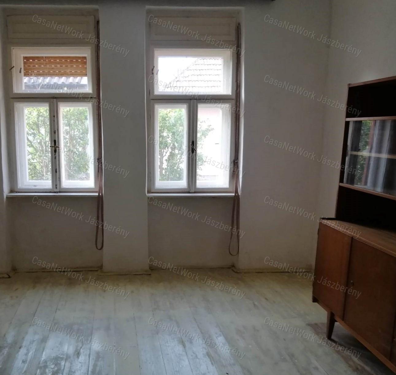 Jászberény központjában 2 szobás 63 nm-es családi ház eladó!