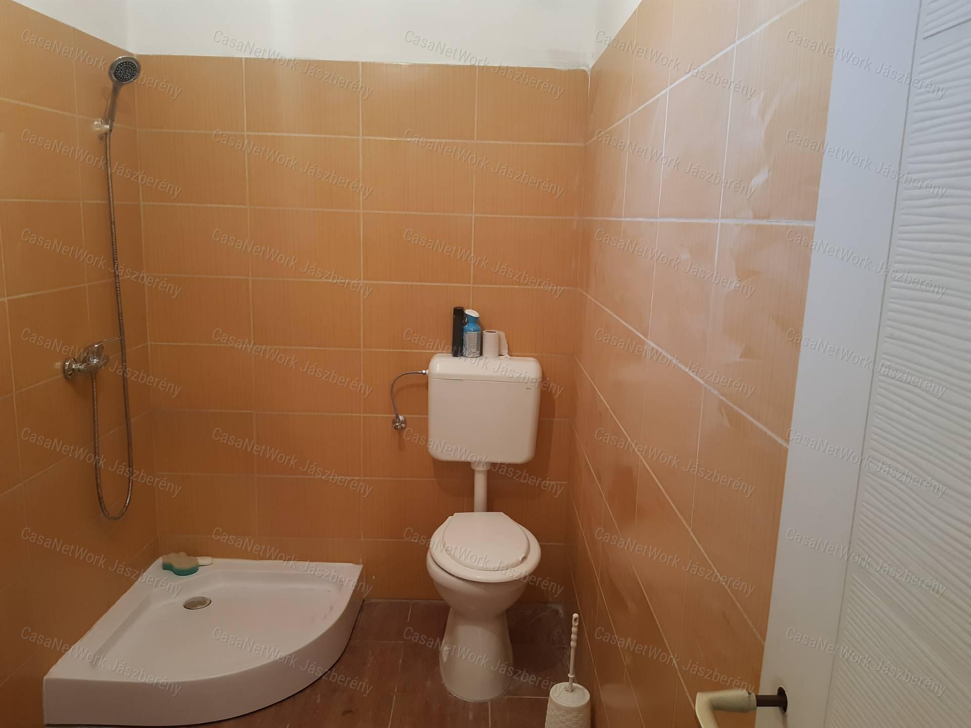 Jászberény központjában 2 szobás 63 nm-es családi ház eladó!