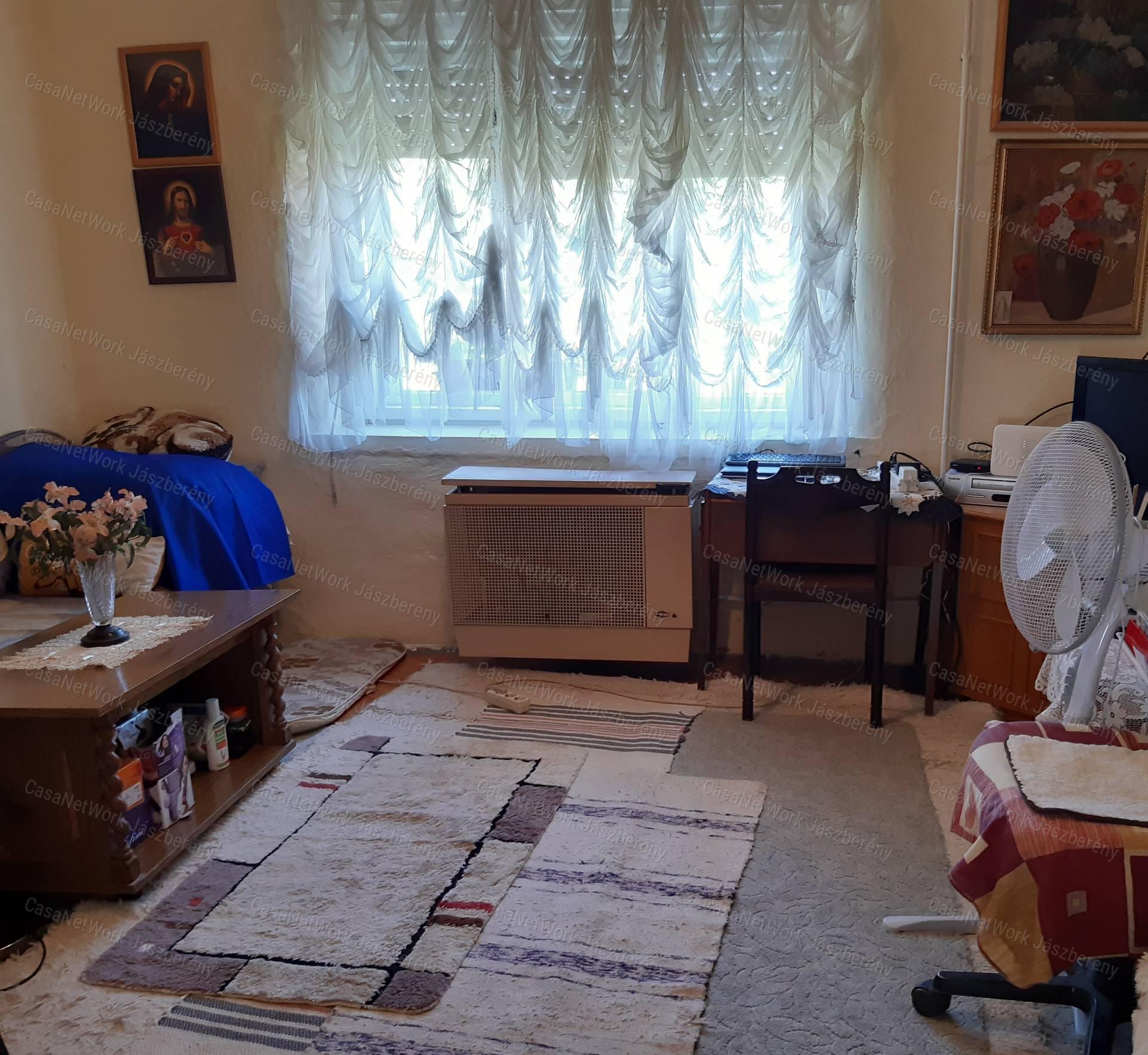 Erdőtelken 1547 nm-es telken 2 szobás családi ház eladó
