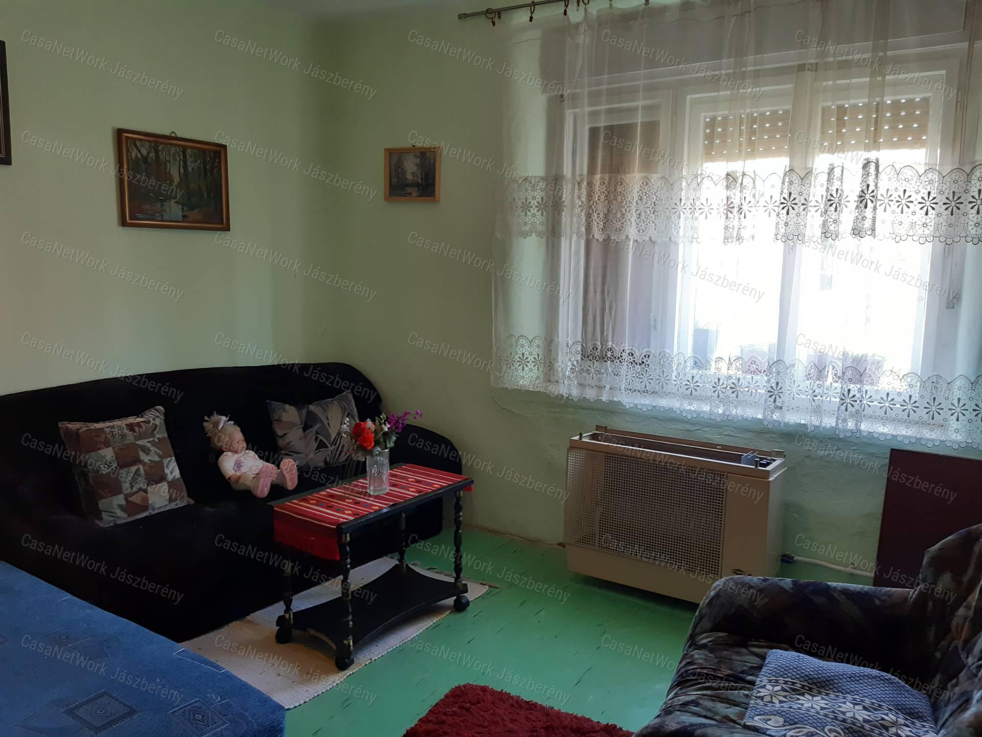 Erdőtelken 1547 nm-es telken 2 szobás családi ház eladó