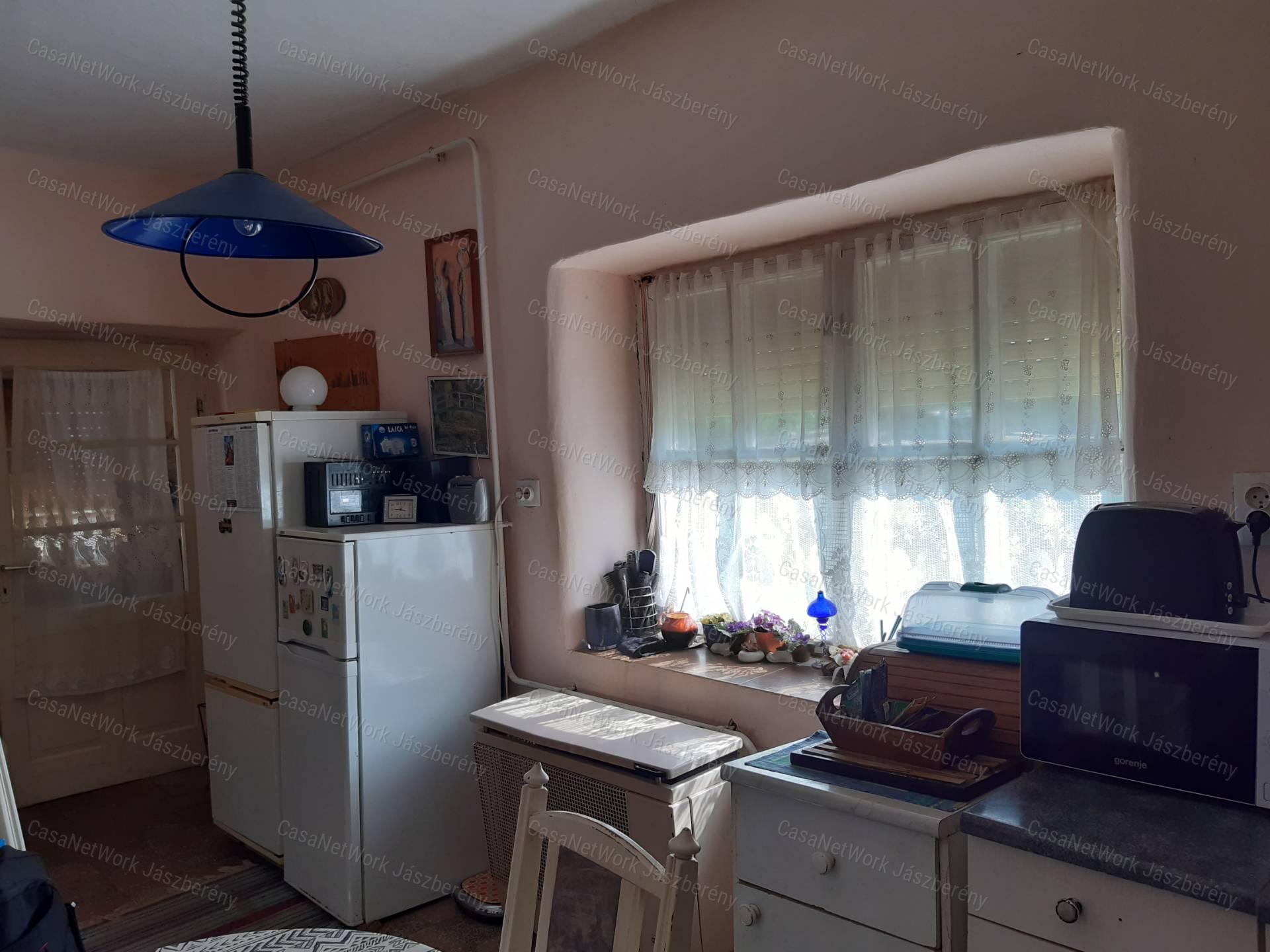 Erdőtelken 1547 nm-es telken 2 szobás családi ház eladó