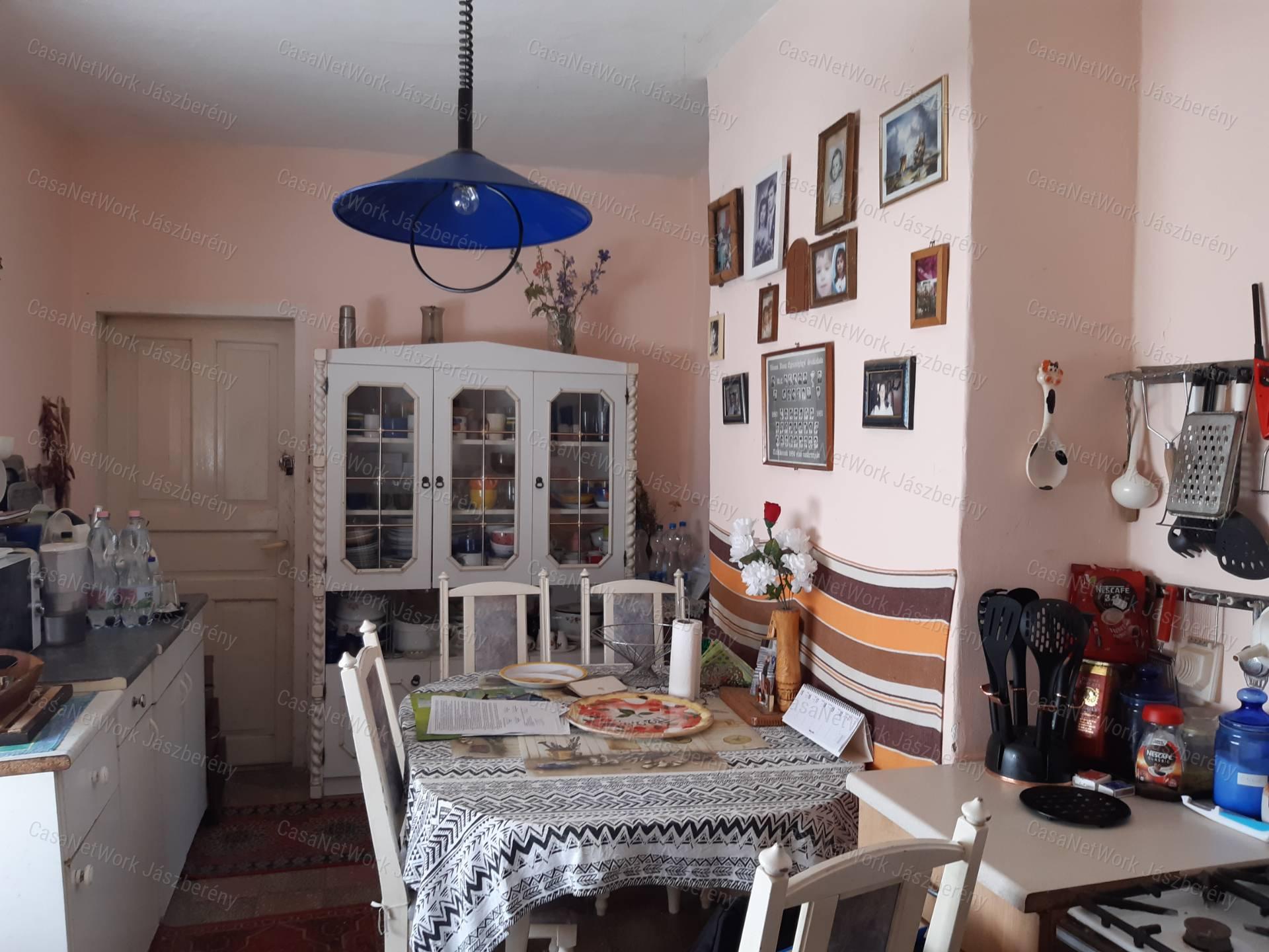 Erdőtelken 1547 nm-es telken 2 szobás családi ház eladó