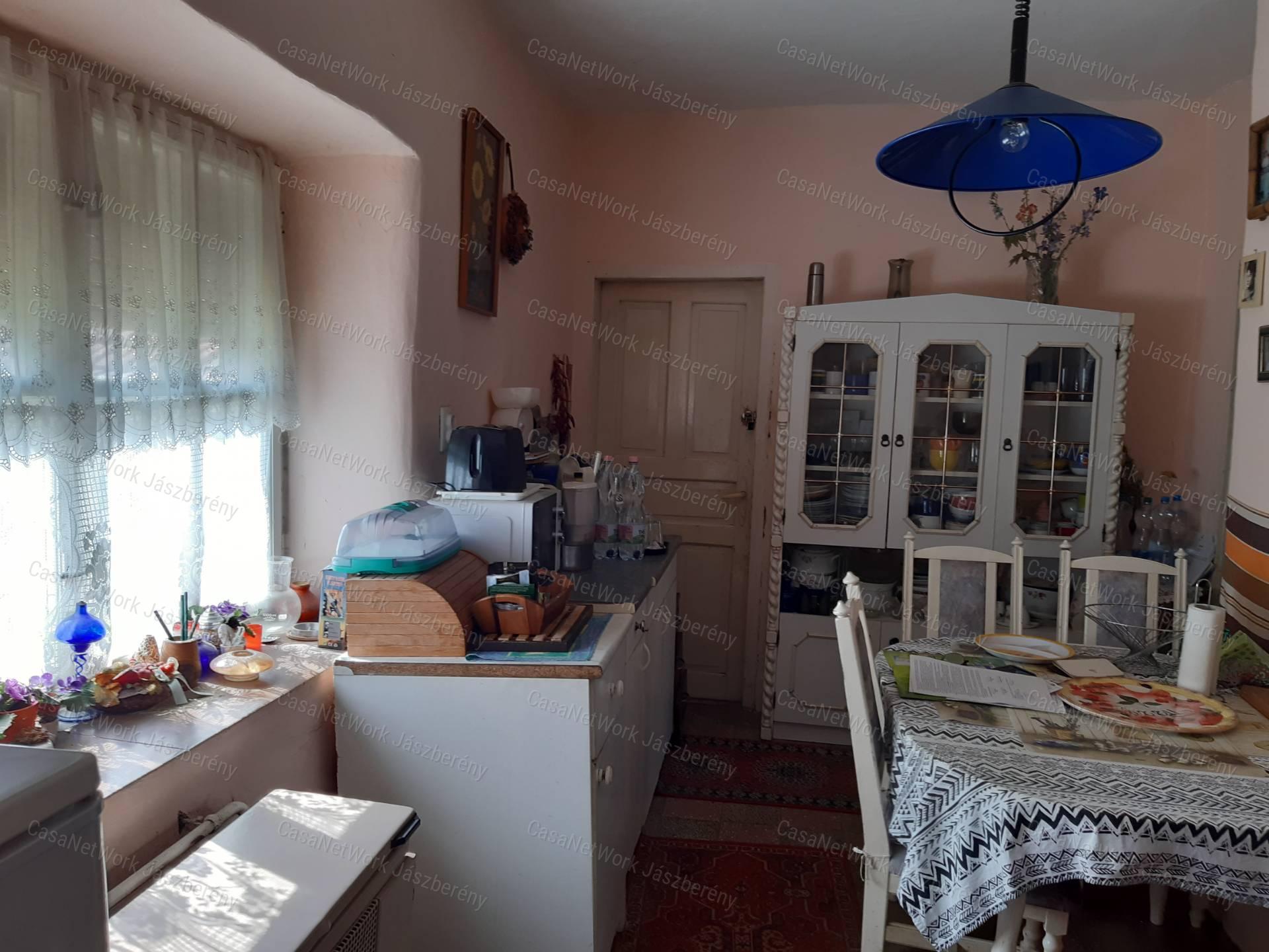 Erdőtelken 1547 nm-es telken 2 szobás családi ház eladó