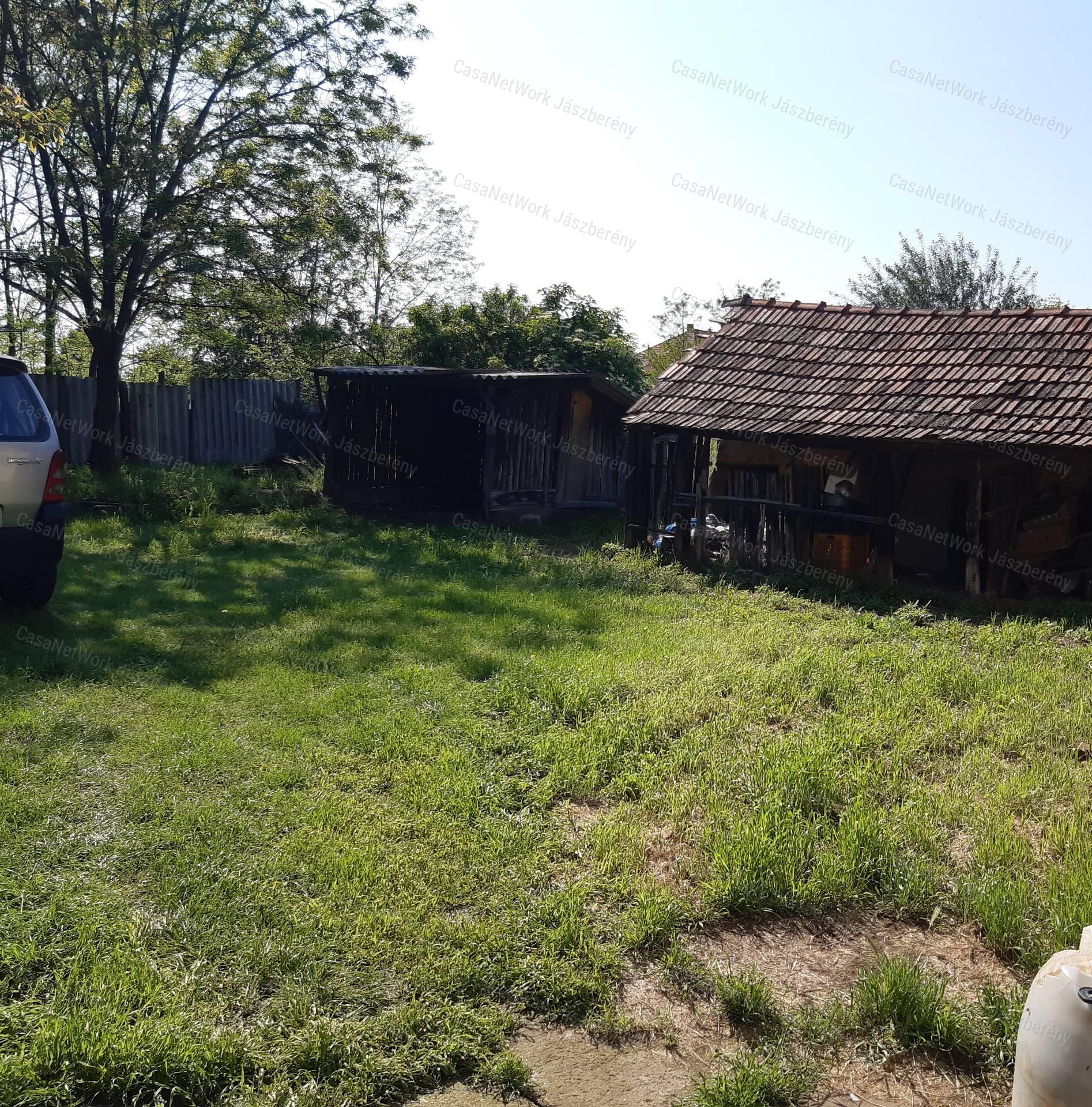 Erdőtelken 1547 nm-es telken 2 szobás családi ház eladó