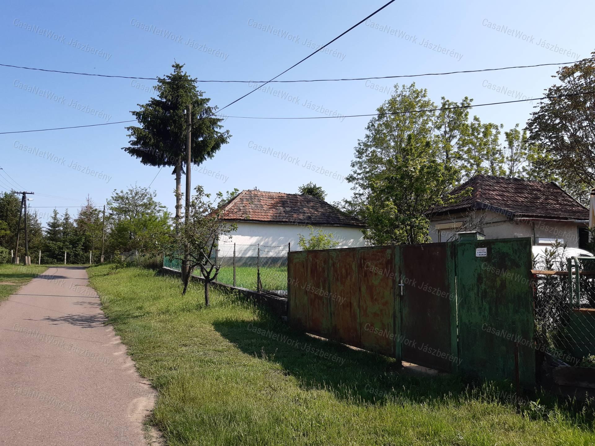 Erdőtelken 1547 nm-es telken 2 szobás családi ház eladó