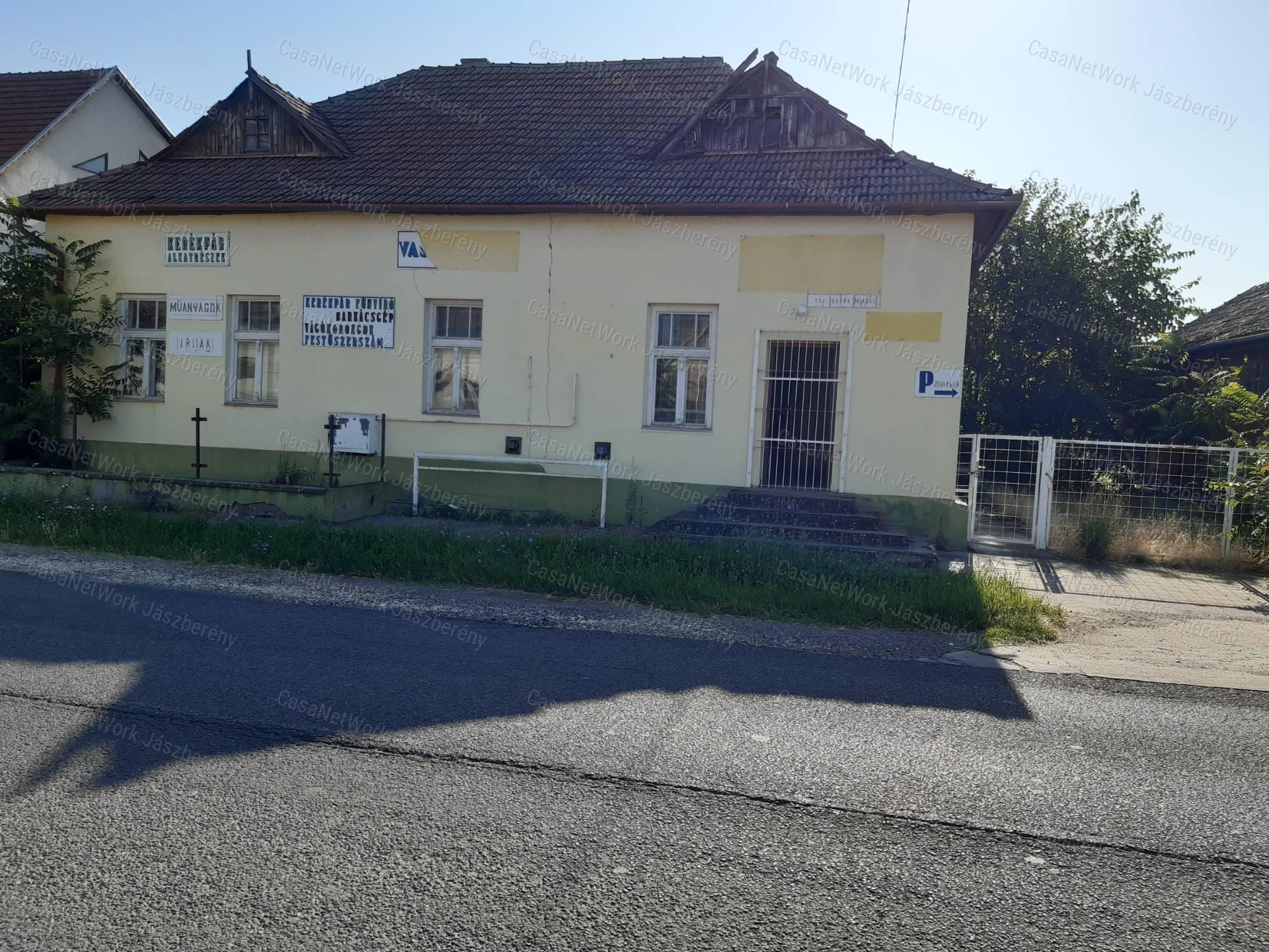 Jászalsószentgyörgyön 832 nm-es telken eladó egy 104 nm-es üzlet
