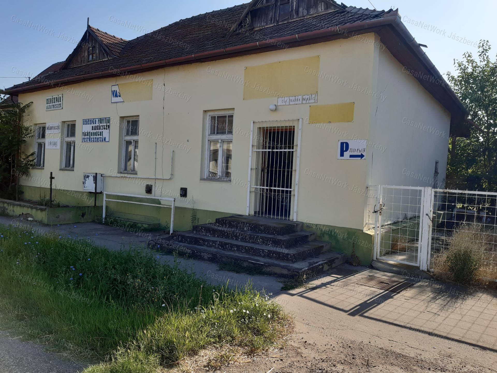 Jászalsószentgyörgyön 832 nm-es telken eladó egy 104 nm-es üzlet