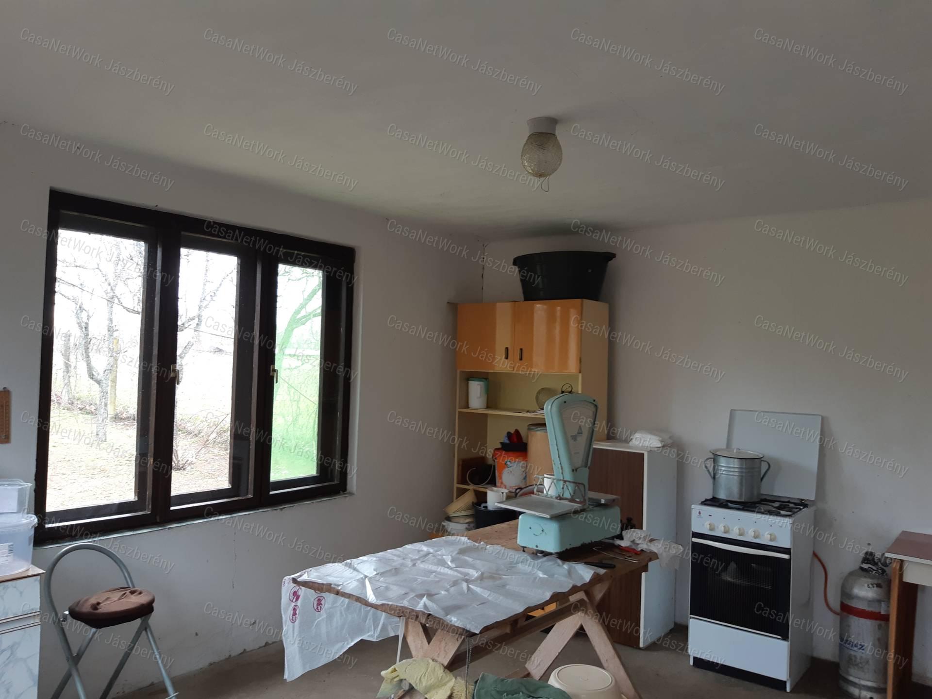 Heves, Ötödrészen eladó egy 5618 nm-es telken lévő kis birtok
