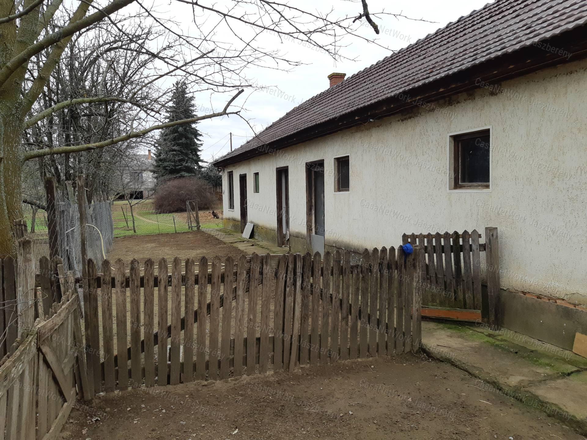 Heves, Ötödrészen eladó egy 5618 nm-es telken lévő kis birtok