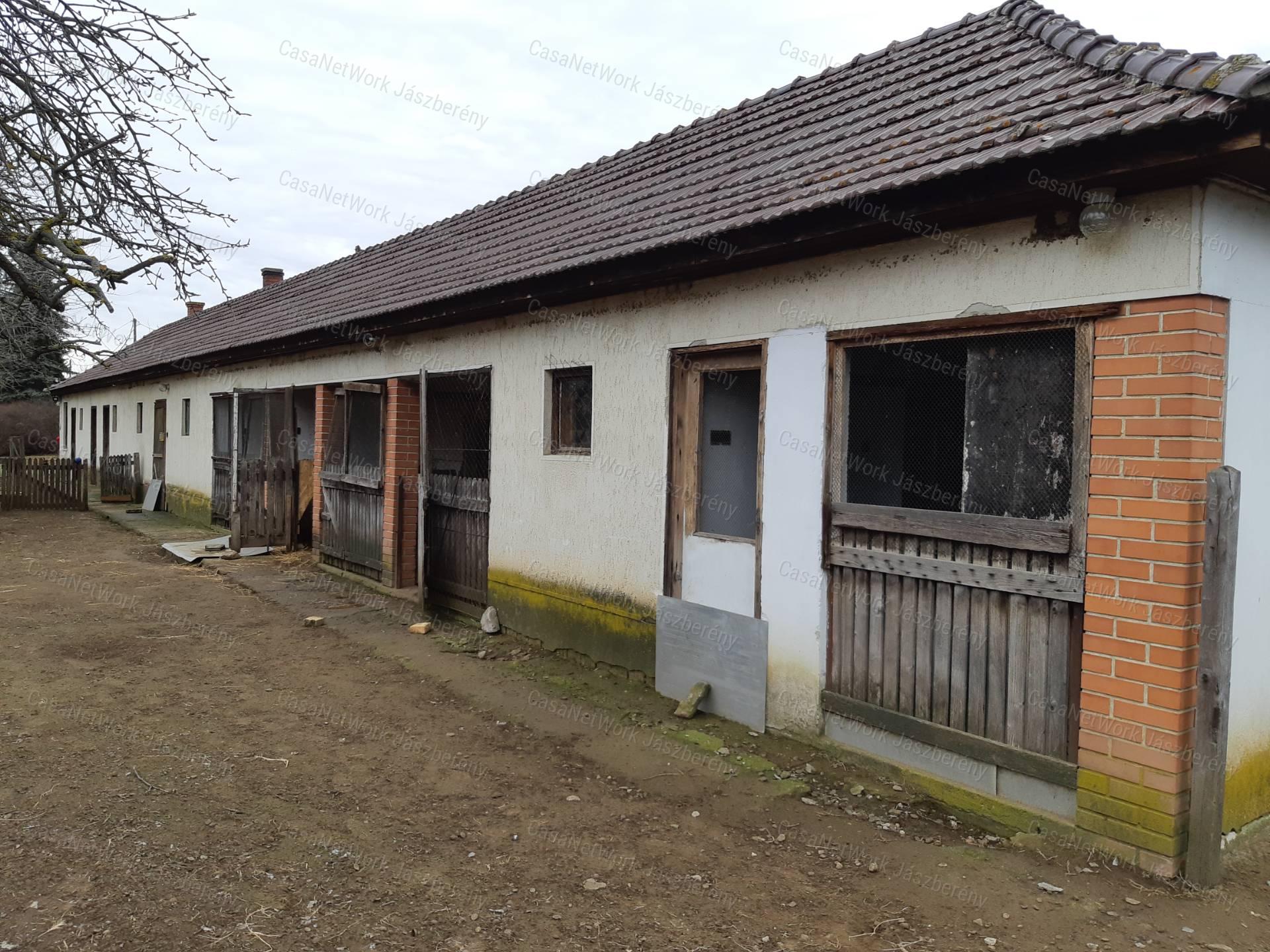 Heves, Ötödrészen eladó egy 5618 nm-es telken lévő kis birtok