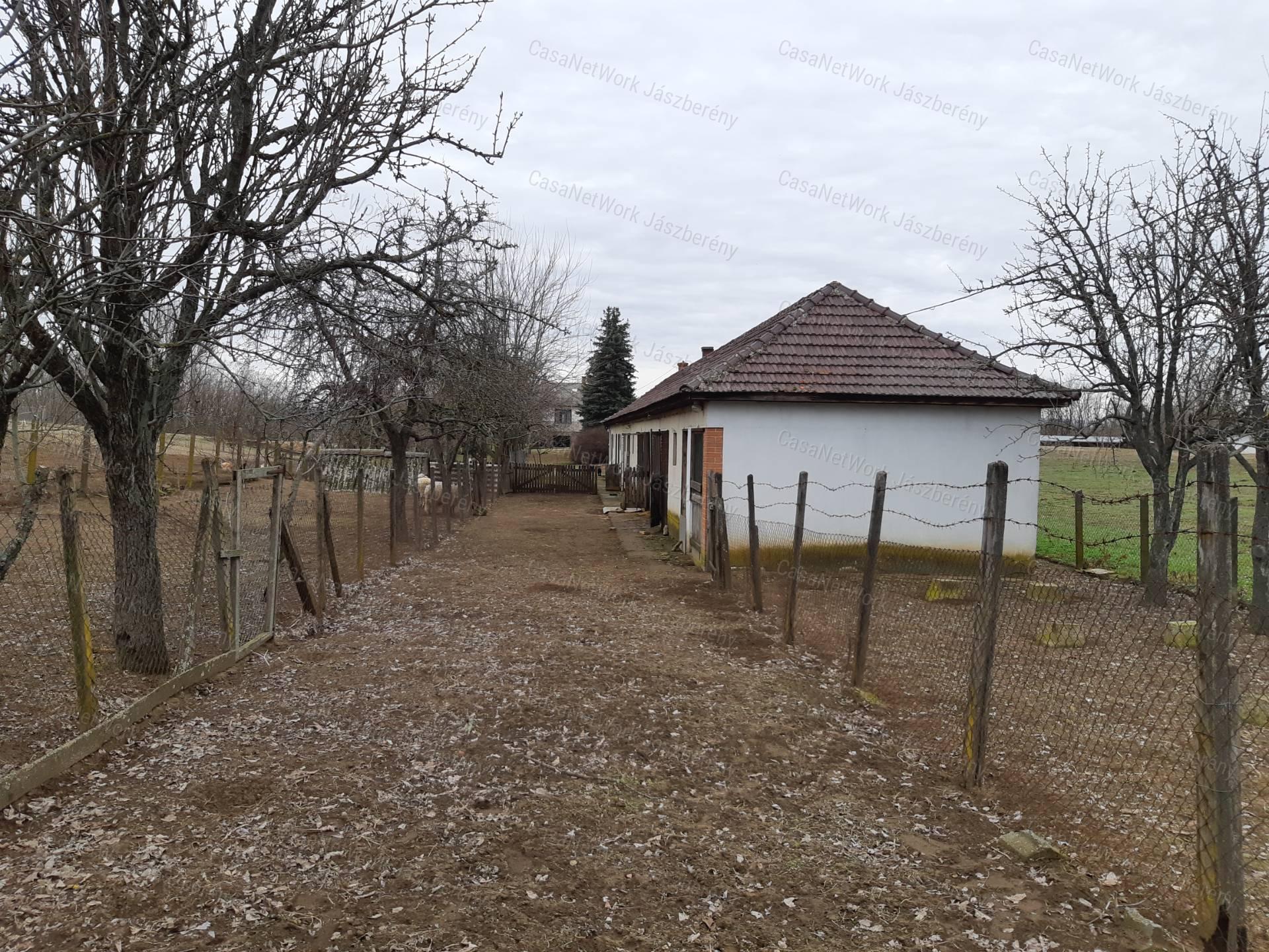 Heves, Ötödrészen eladó egy 5618 nm-es telken lévő kis birtok