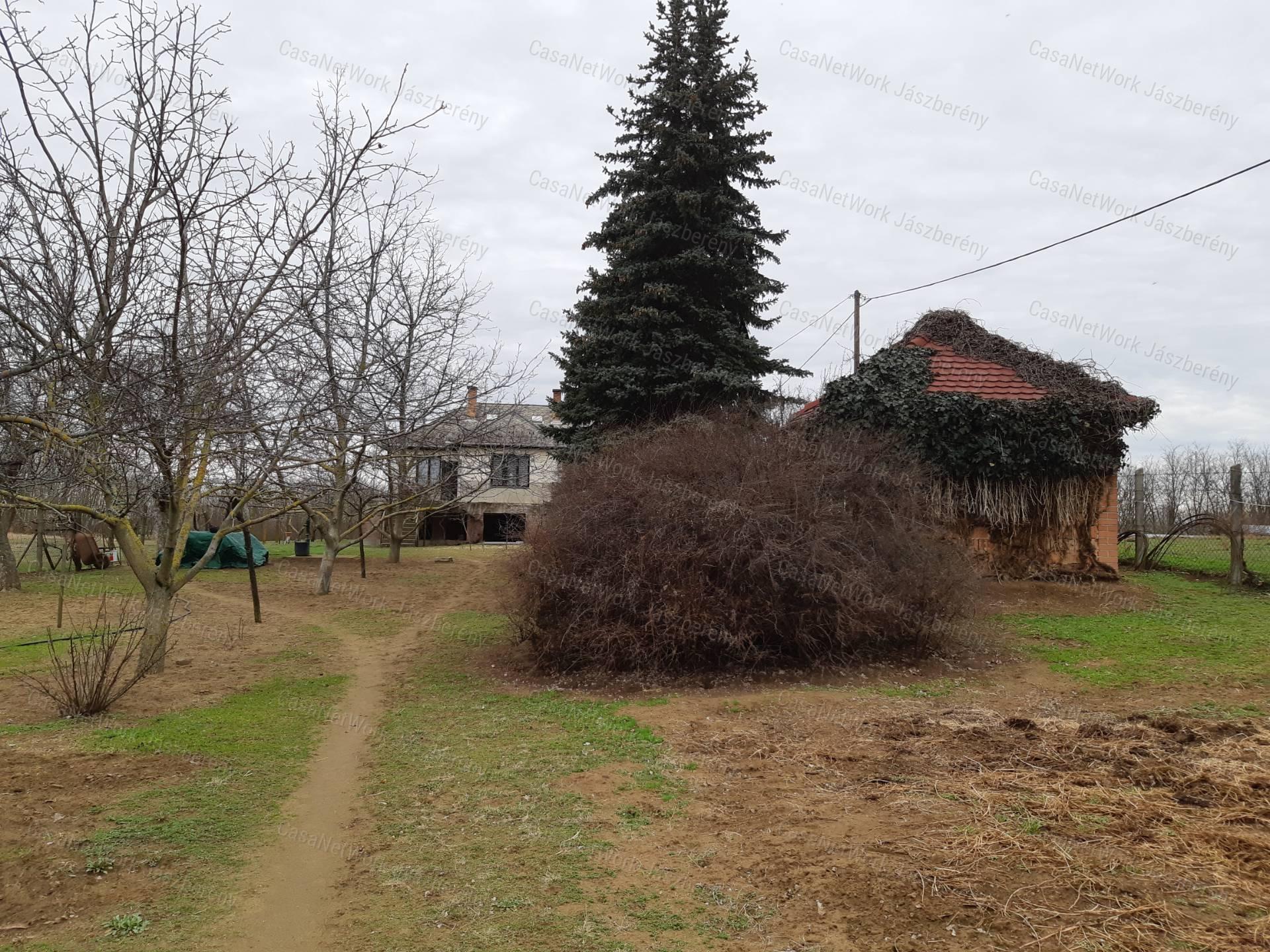 Heves, Ötödrészen eladó egy 5618 nm-es telken lévő kis birtok