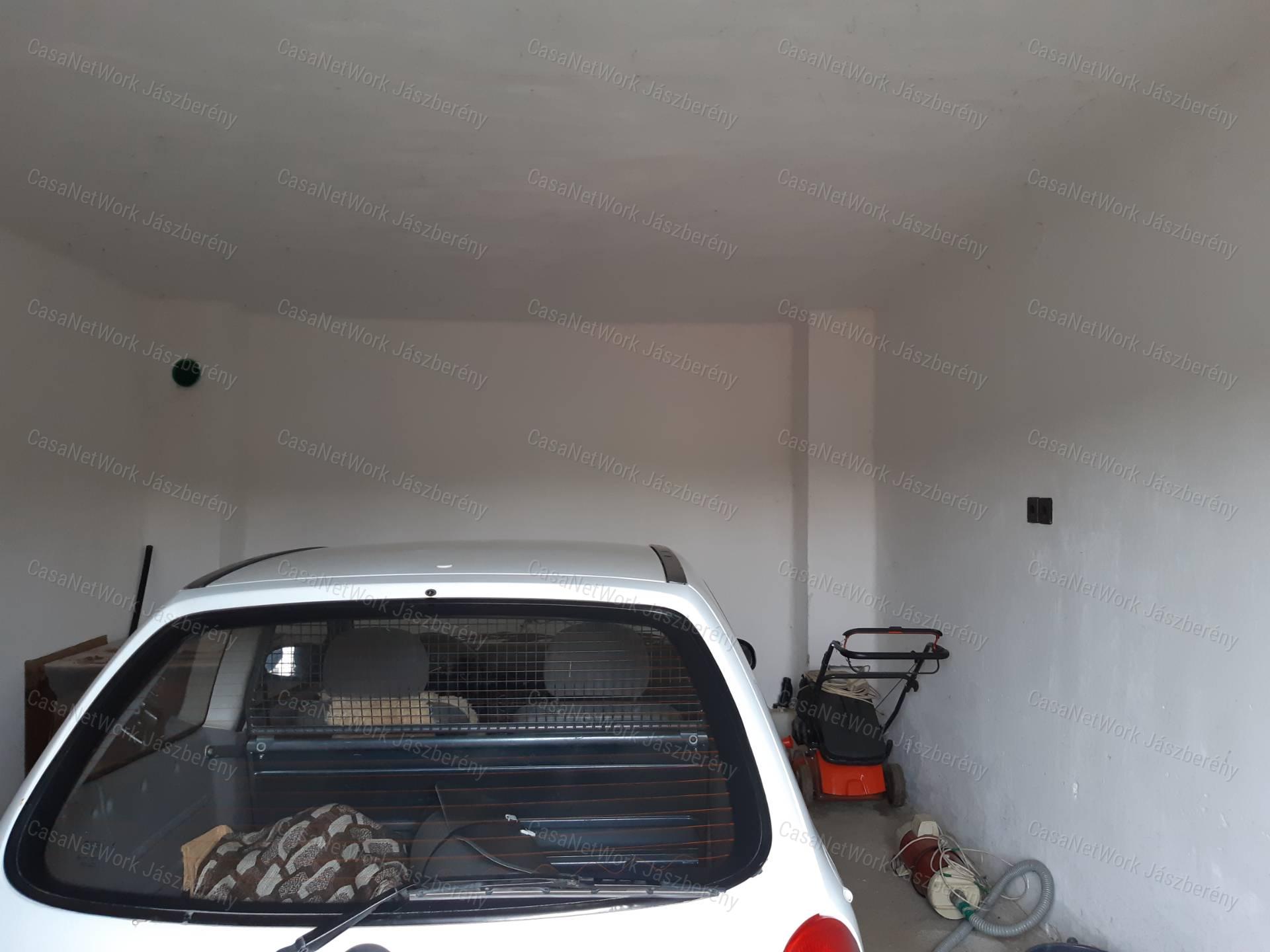 Heves, Ötödrészen eladó egy 5618 nm-es telken lévő kis birtok