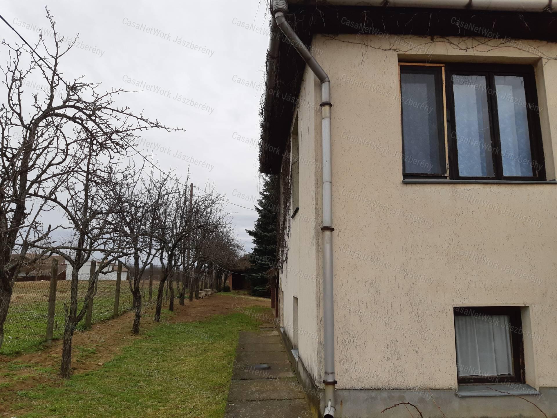 Heves, Ötödrészen eladó egy 5618 nm-es telken lévő kis birtok