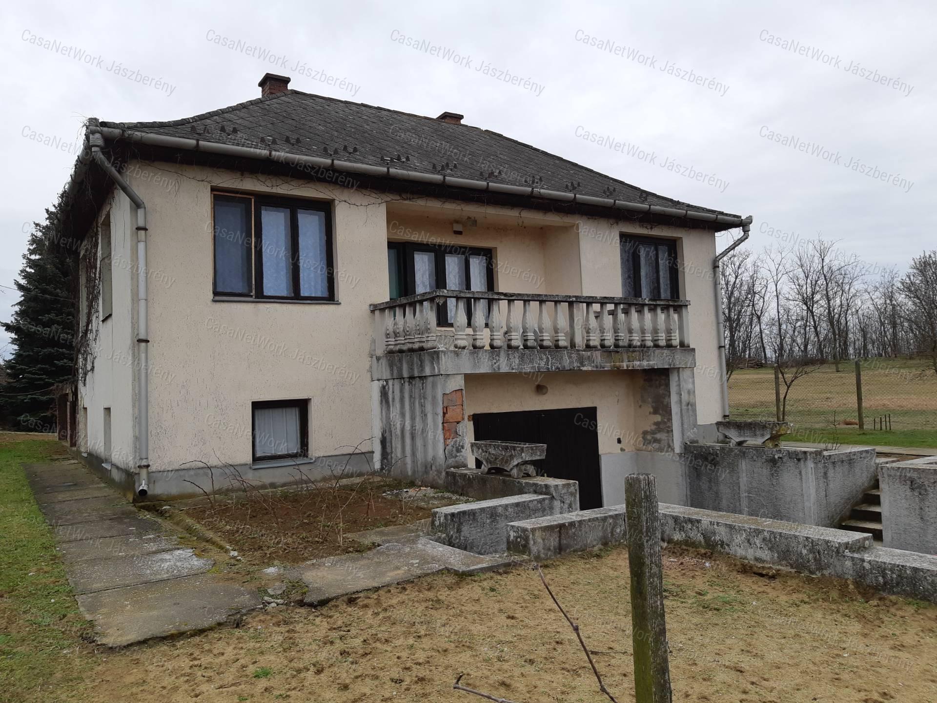 Heves, Ötödrészen eladó egy 5618 nm-es telken lévő kis birtok
