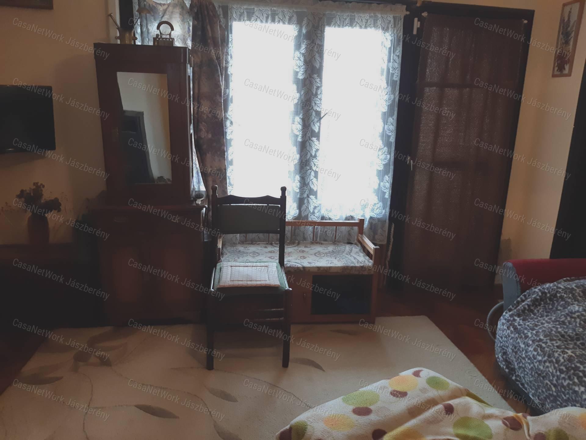 Heves, Ötödrészen eladó egy 5618 nm-es telken lévő kis birtok