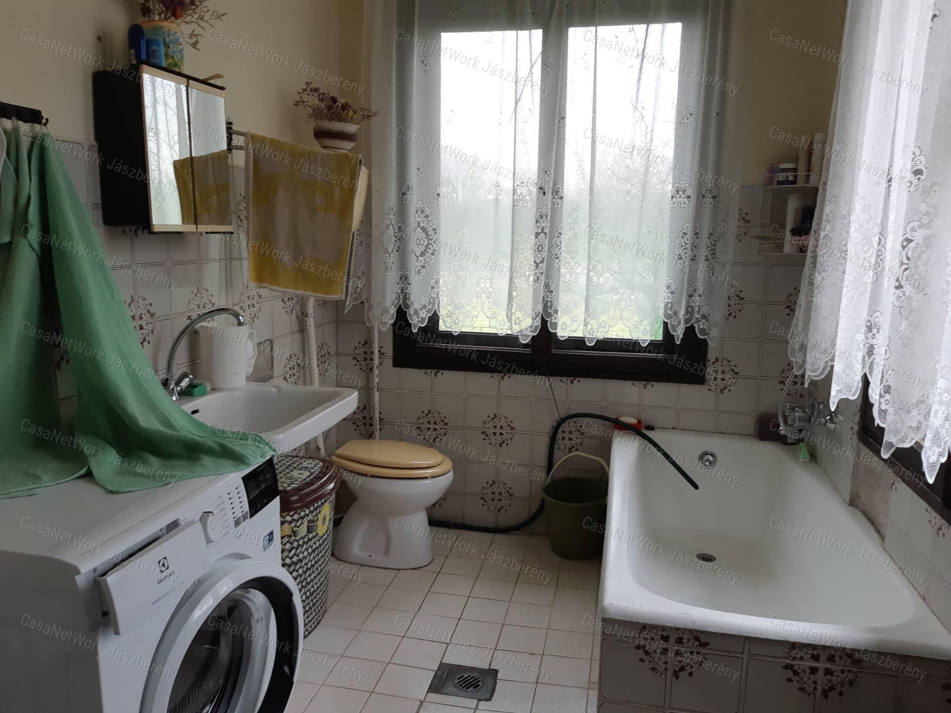 Heves, Ötödrészen eladó egy 5618 nm-es telken lévő kis birtok