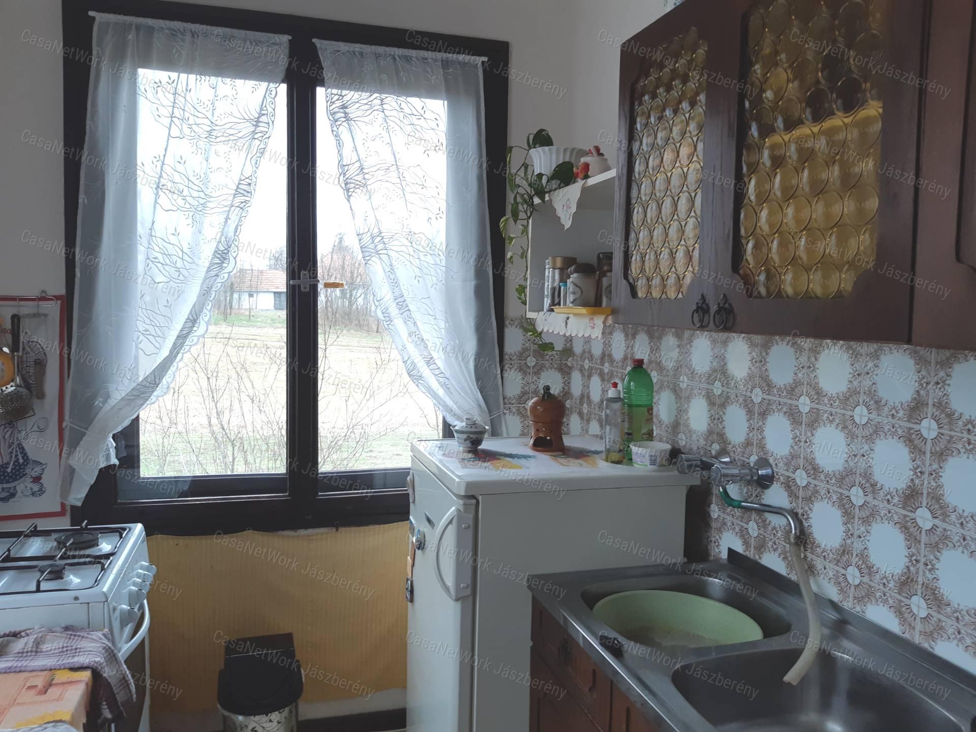 Heves, Ötödrészen eladó egy 5618 nm-es telken lévő kis birtok