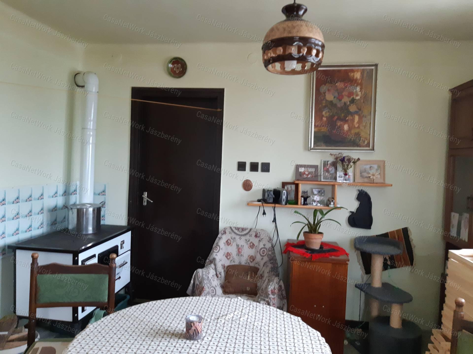 Heves, Ötödrészen eladó egy 5618 nm-es telken lévő kis birtok