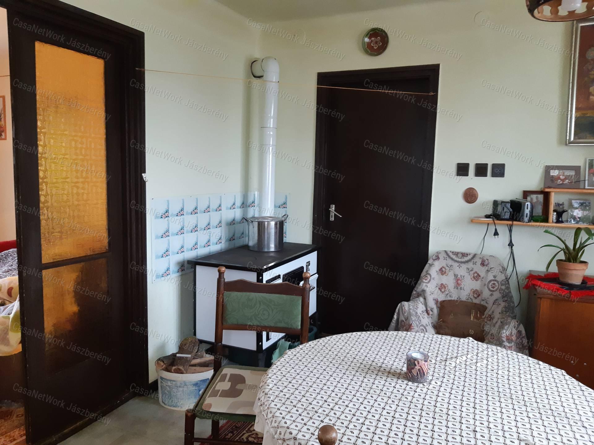Heves, Ötödrészen eladó egy 5618 nm-es telken lévő kis birtok