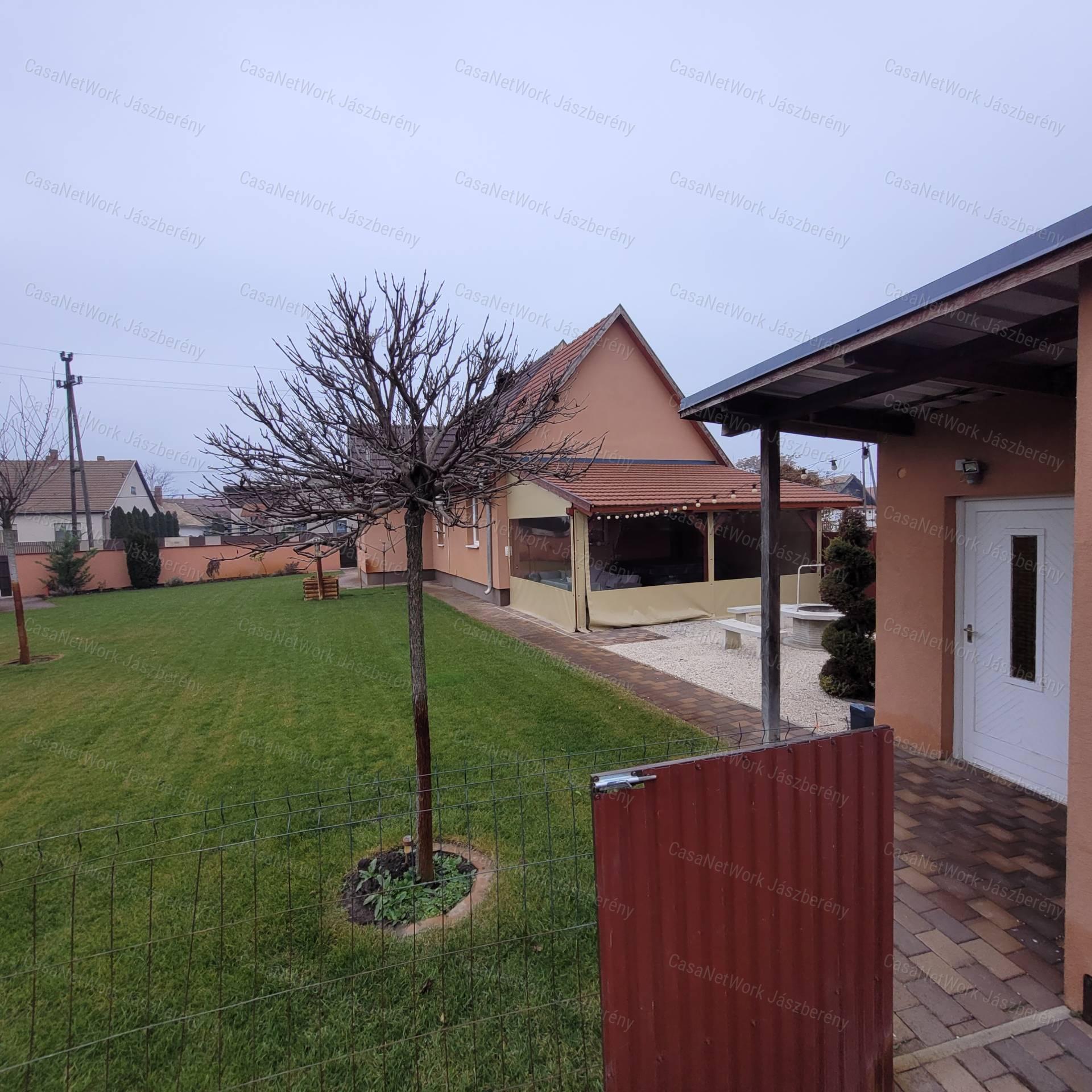 Jászapátin felújított családi ház eladó