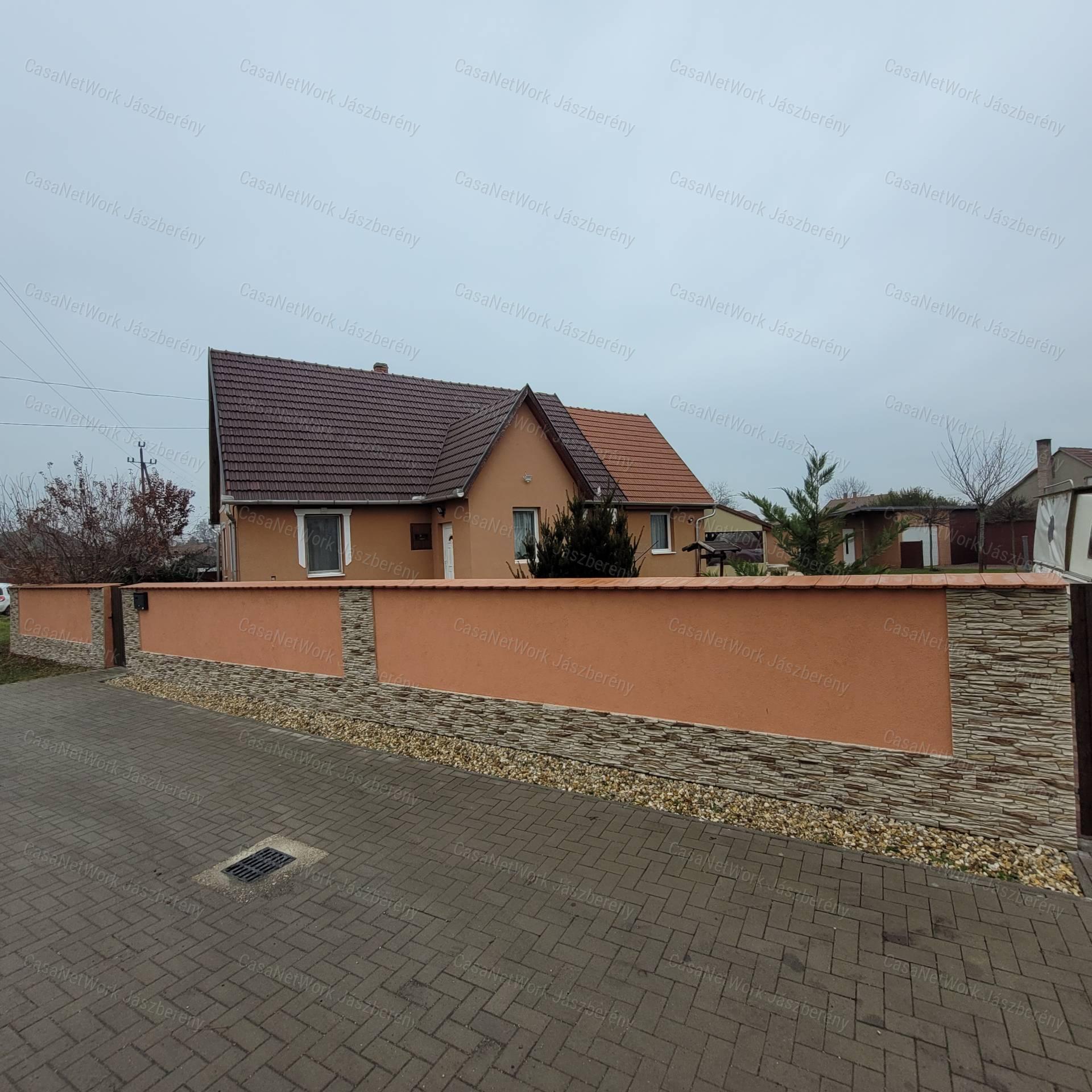 Jászapátin felújított családi ház eladó