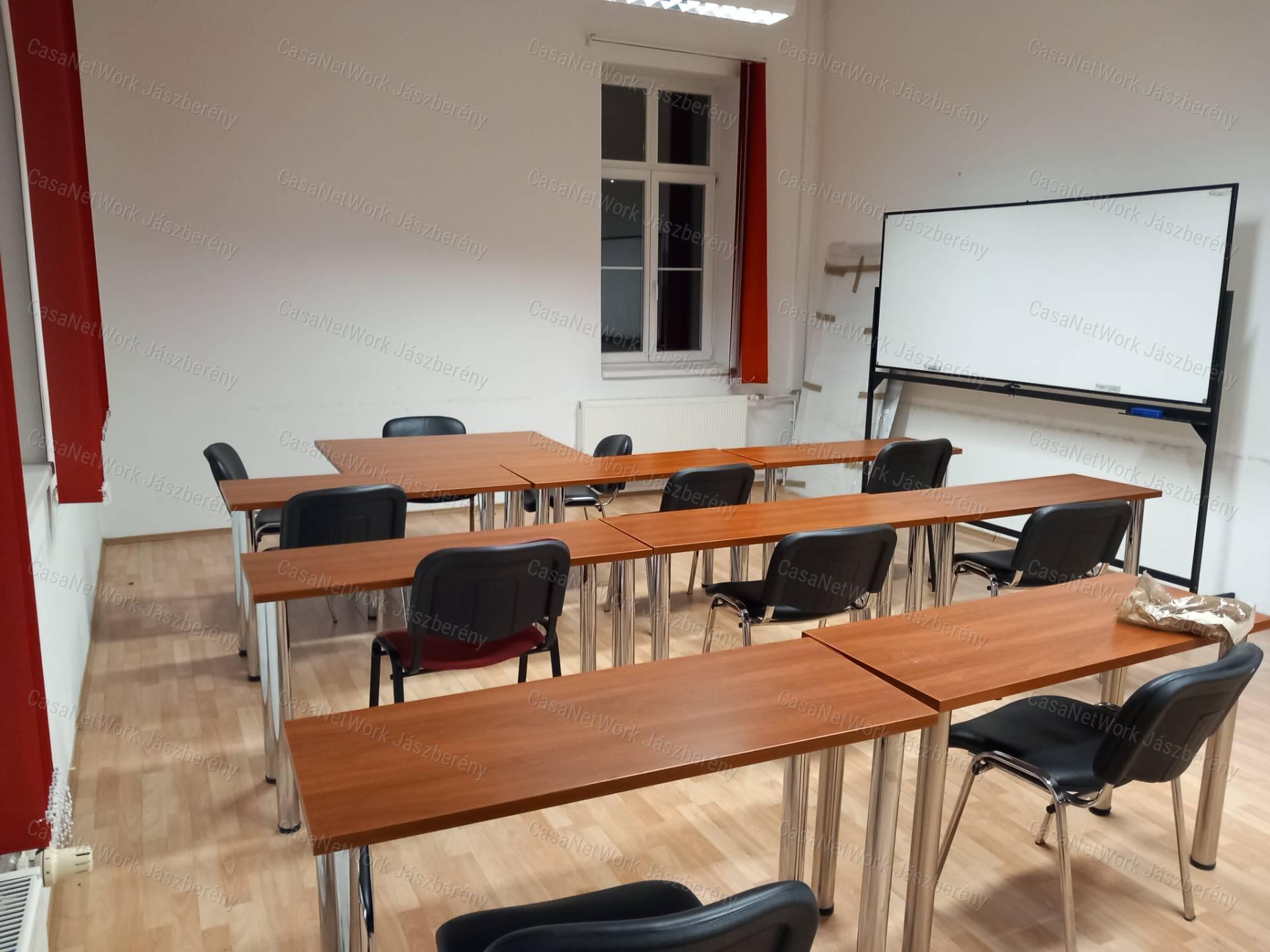 Szolnokon 37 nm-es, első emeleti iroda helyiség eladó!