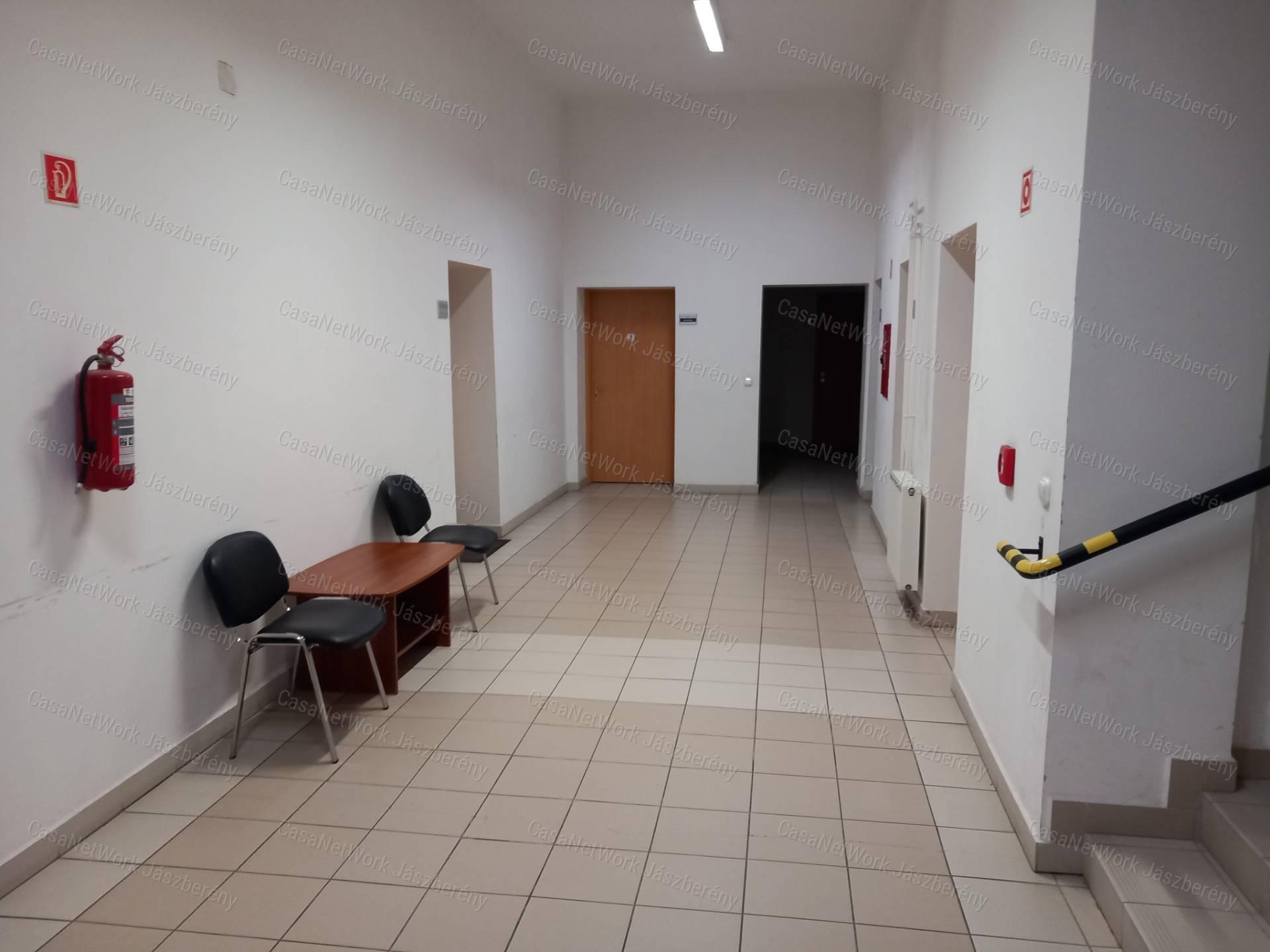 Szolnokon 37 nm-es, első emeleti iroda helyiség eladó!