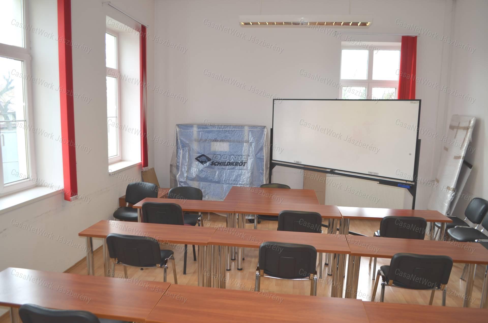 Szolnokon 37 nm-es, első emeleti iroda helyiség eladó!