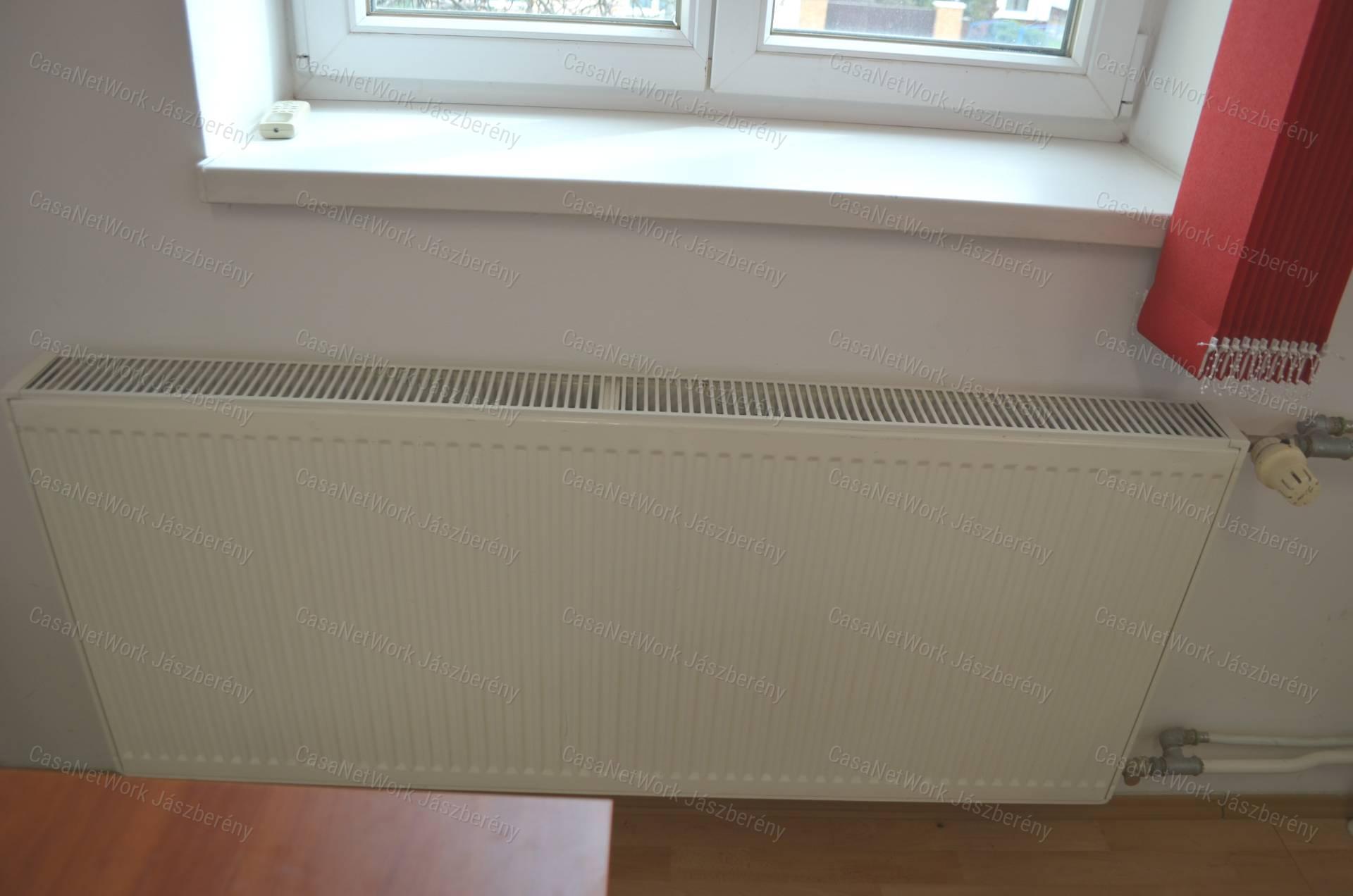 Szolnokon 37 nm-es, első emeleti iroda helyiség eladó!