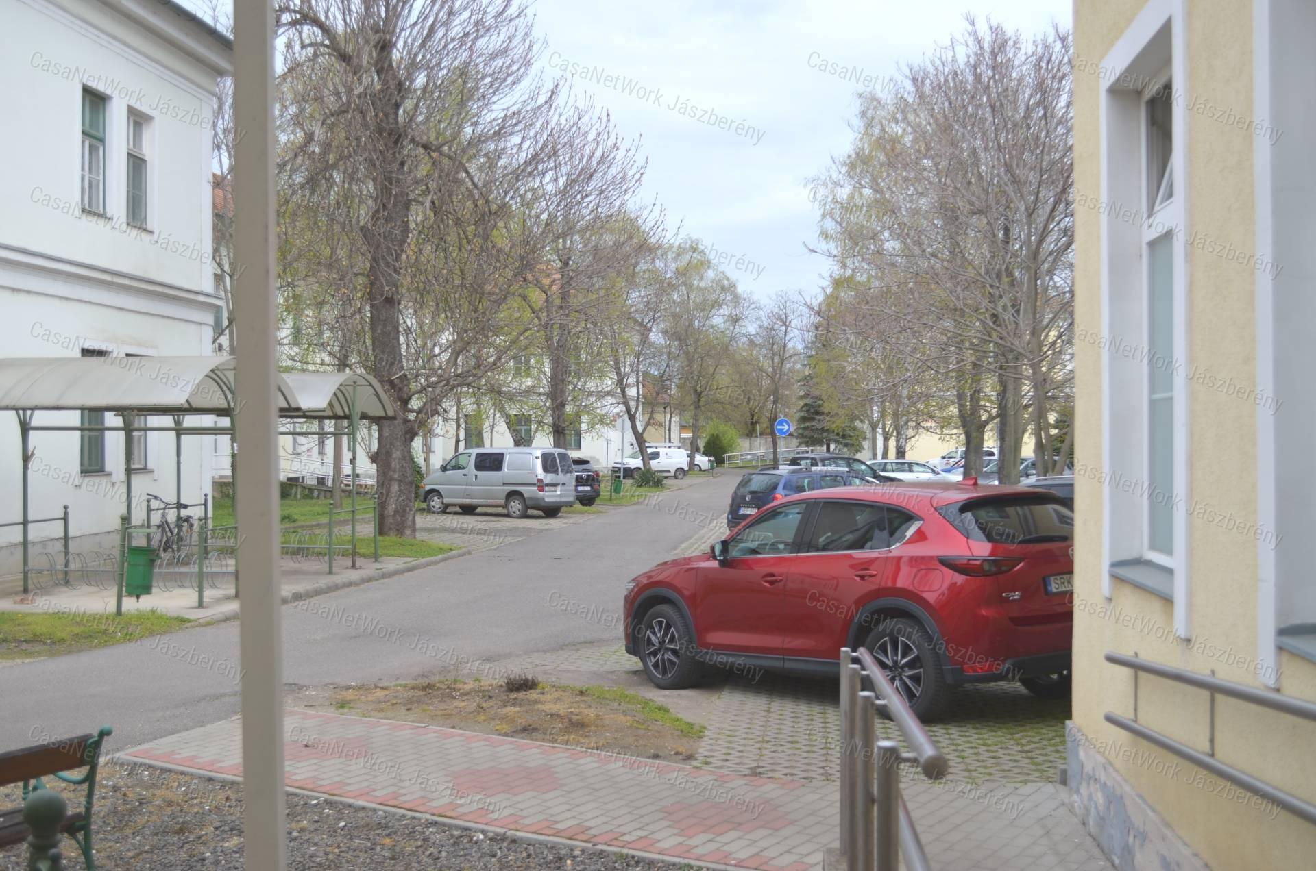 Szolnokon 37 nm-es, első emeleti iroda helyiség eladó!