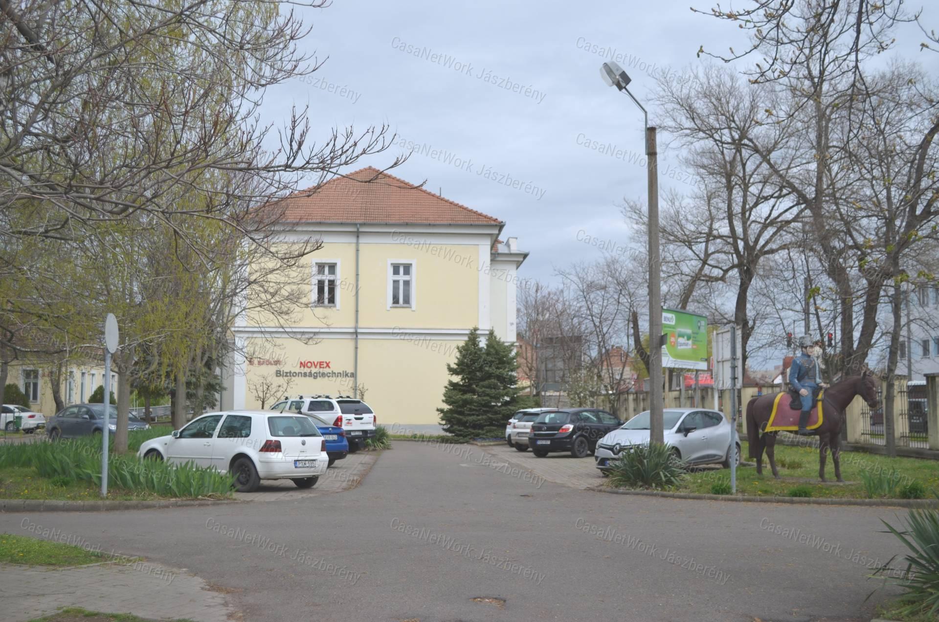 Szolnokon 37 nm-es, első emeleti iroda helyiség eladó!