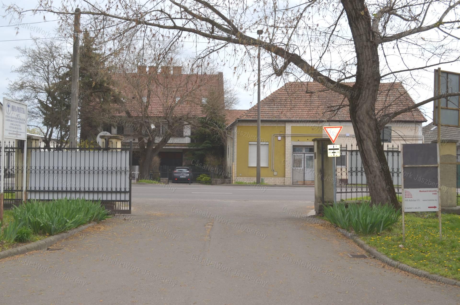 Szolnokon 37 nm-es, első emeleti iroda helyiség eladó!