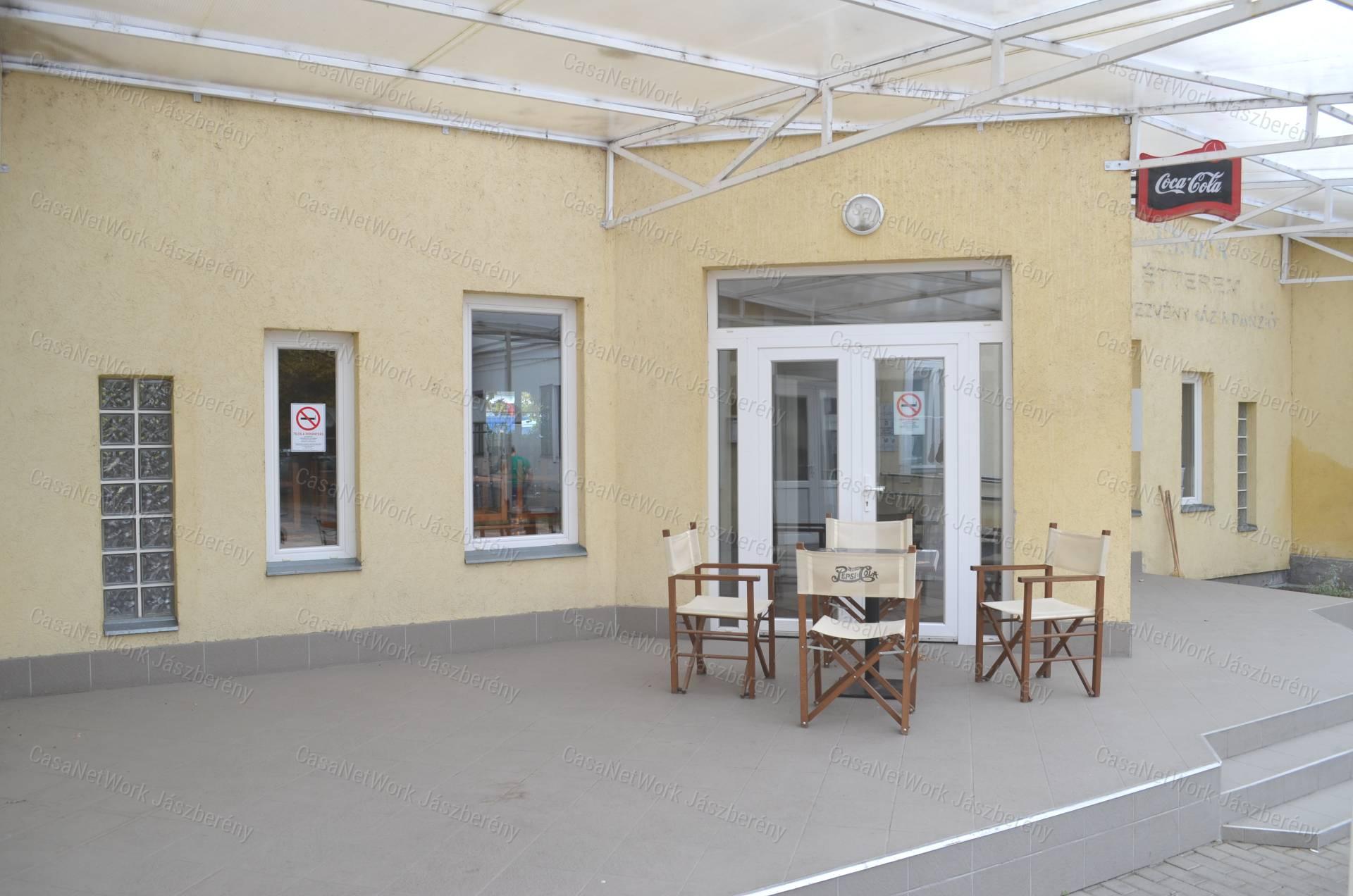 Szolnokon 37 nm-es, első emeleti iroda helyiség eladó!
