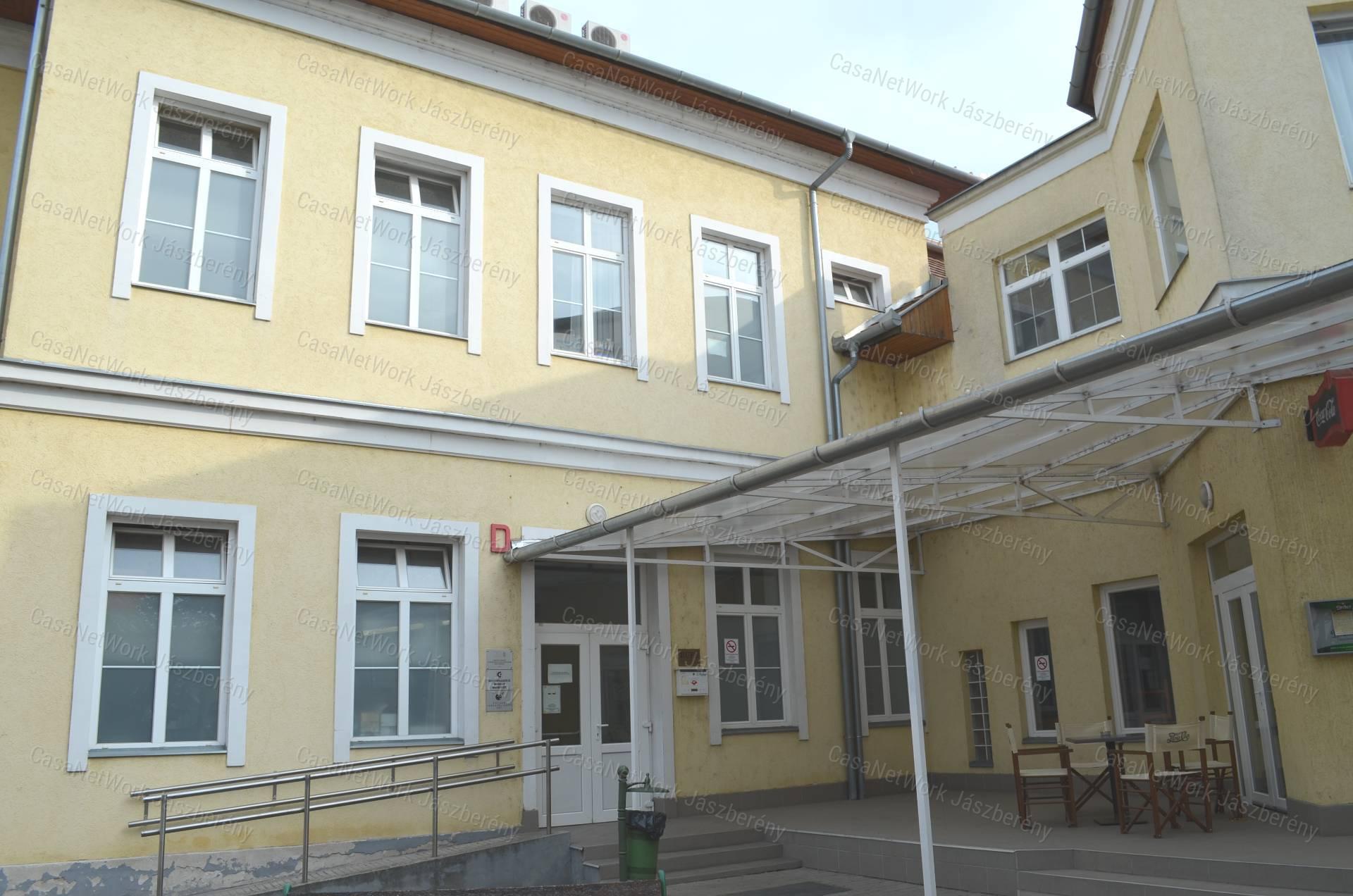 Szolnokon 37 nm-es, első emeleti iroda helyiség eladó!