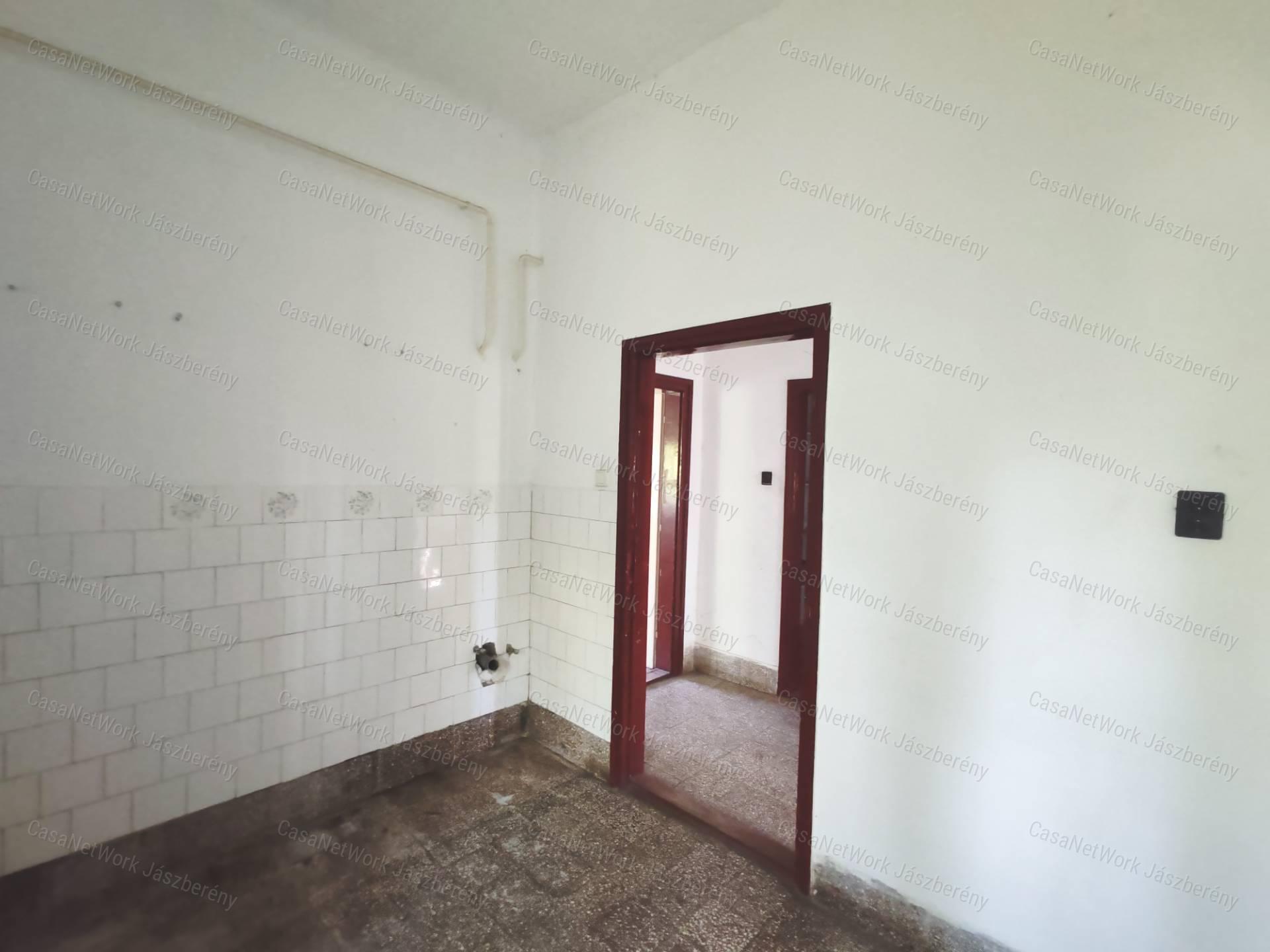 Kápolnán eladó egy nagyszerű adottságokkal rendelkező telephely!