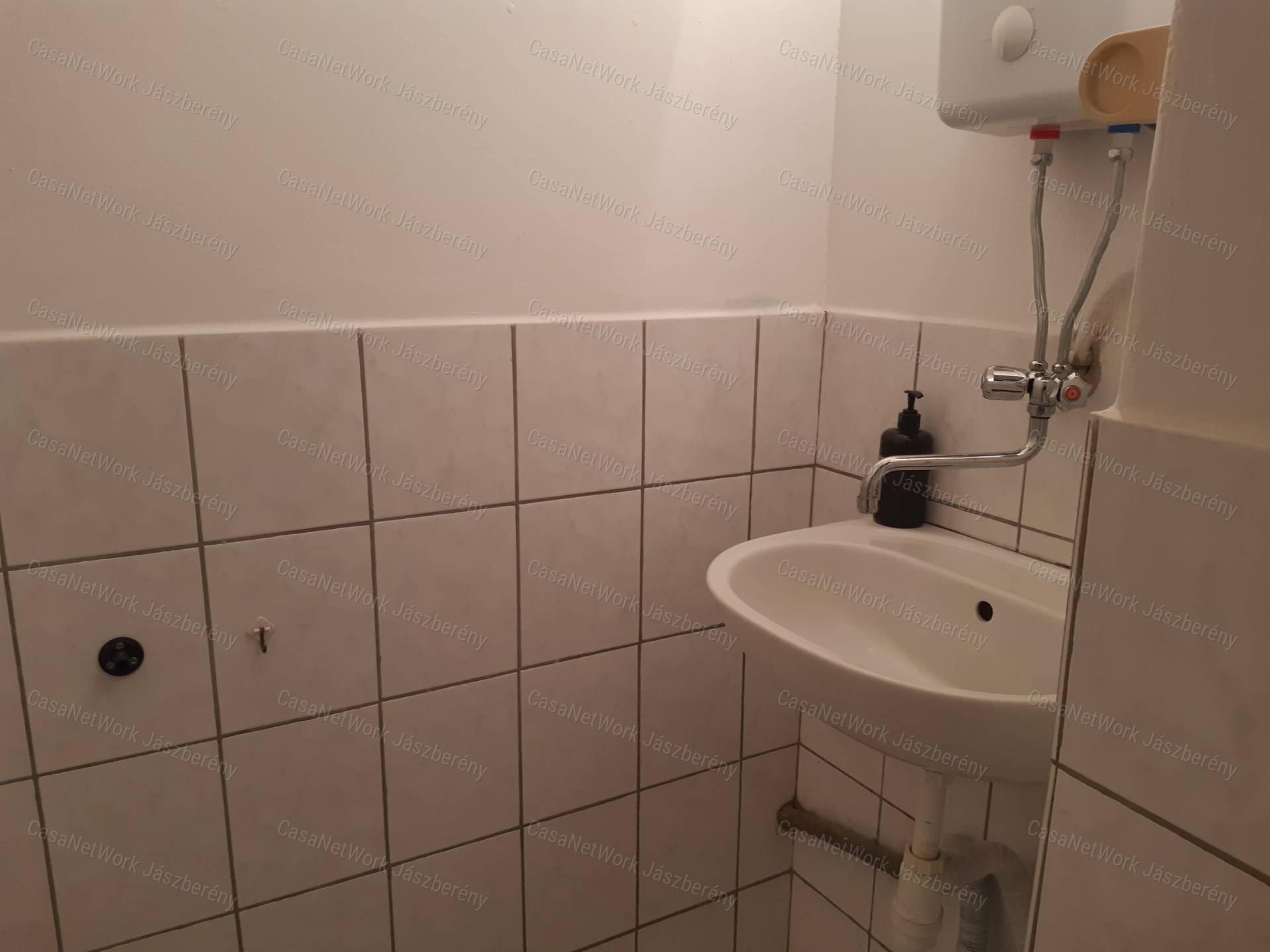 Heves közvetlen központjában prosperáló, 278 nm-es festék üzlet eladó