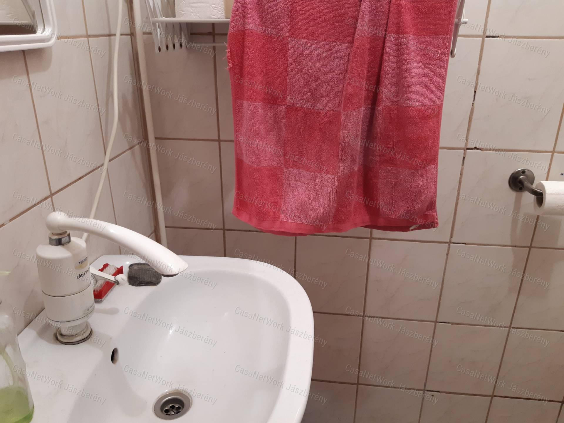 Heves közvetlen központjában prosperáló, 278 nm-es festék üzlet eladó