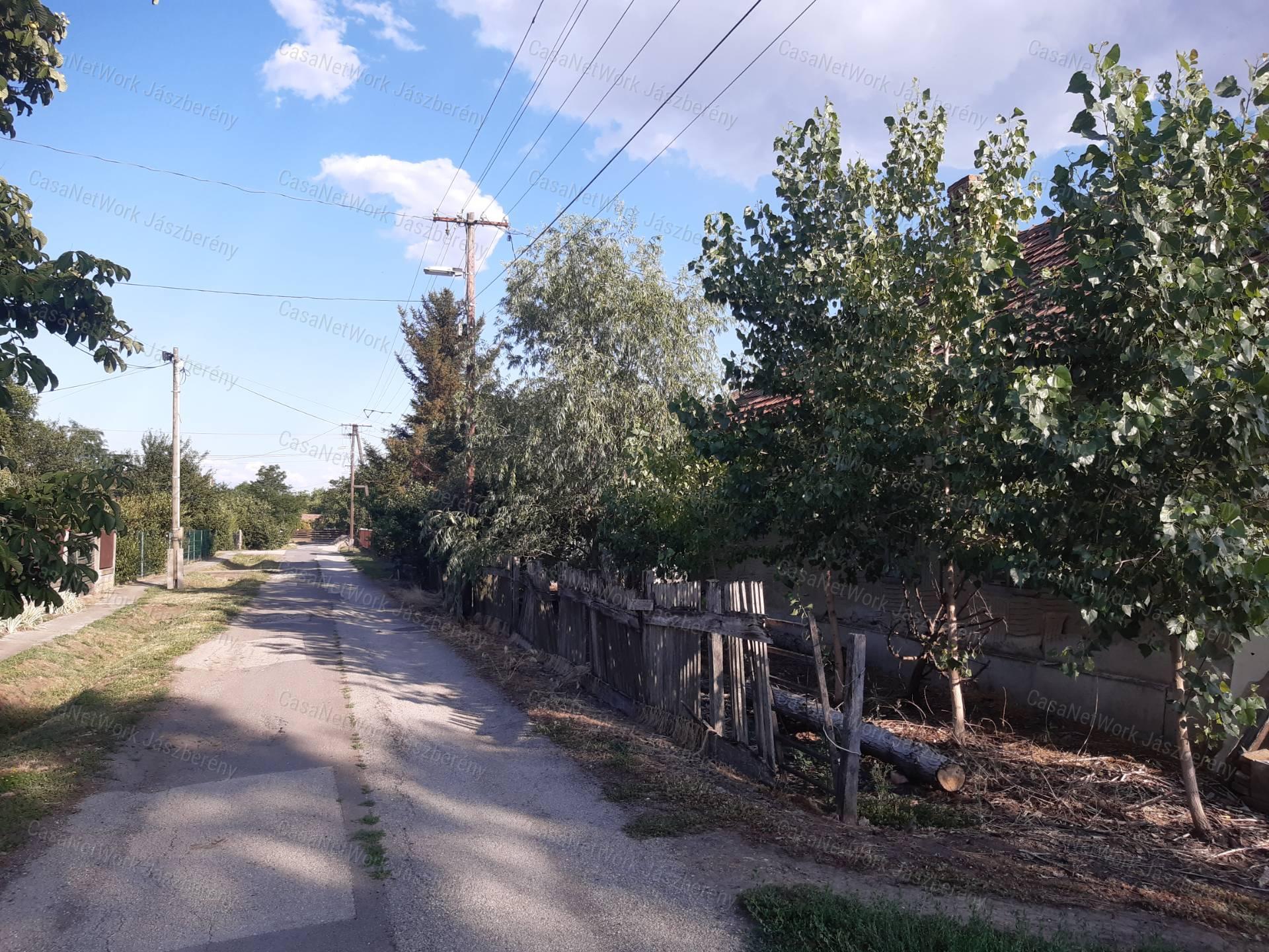 Jászdózsán 9483 nm-es telken, 4 hrsz-on lévő ingatlan, ház eladó