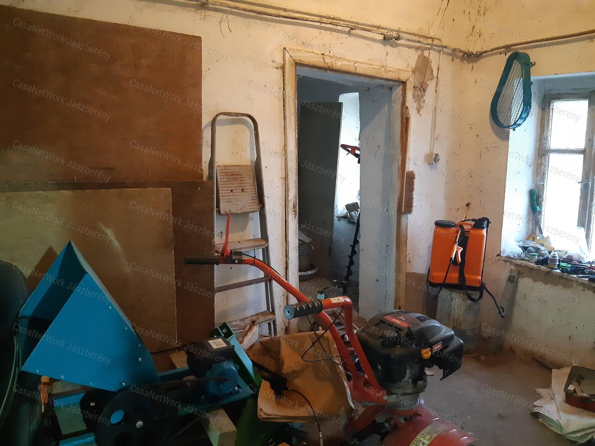 Jászdózsán 9483 nm-es telken, 4 hrsz-on lévő ingatlan, ház eladó