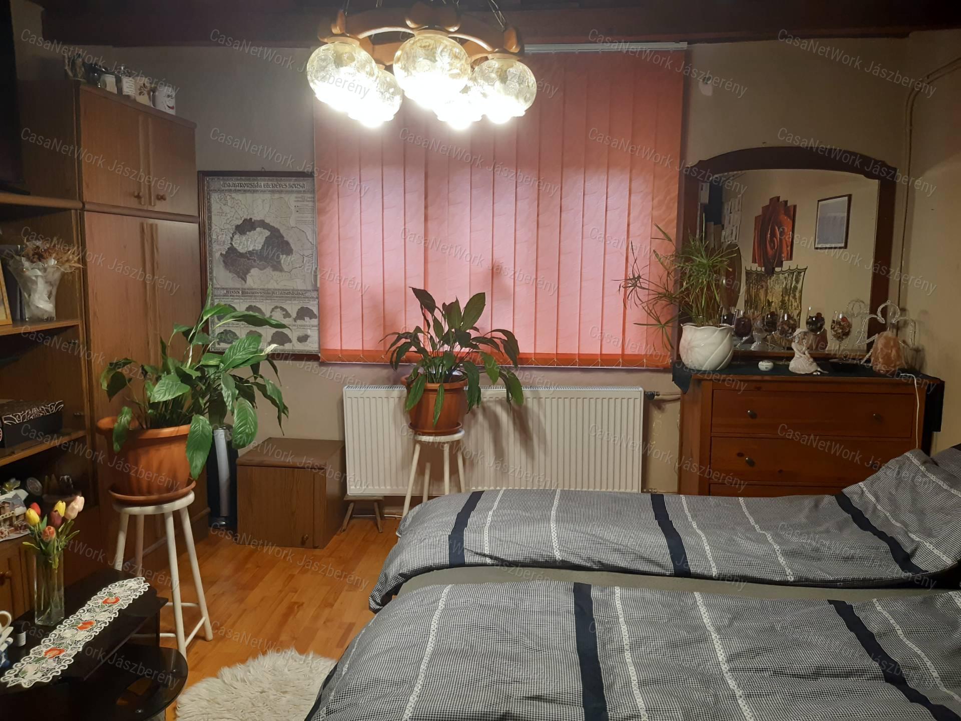Jászszentandráson 910 nm-es telken, 68 nm-es, felújított tanya eladó!