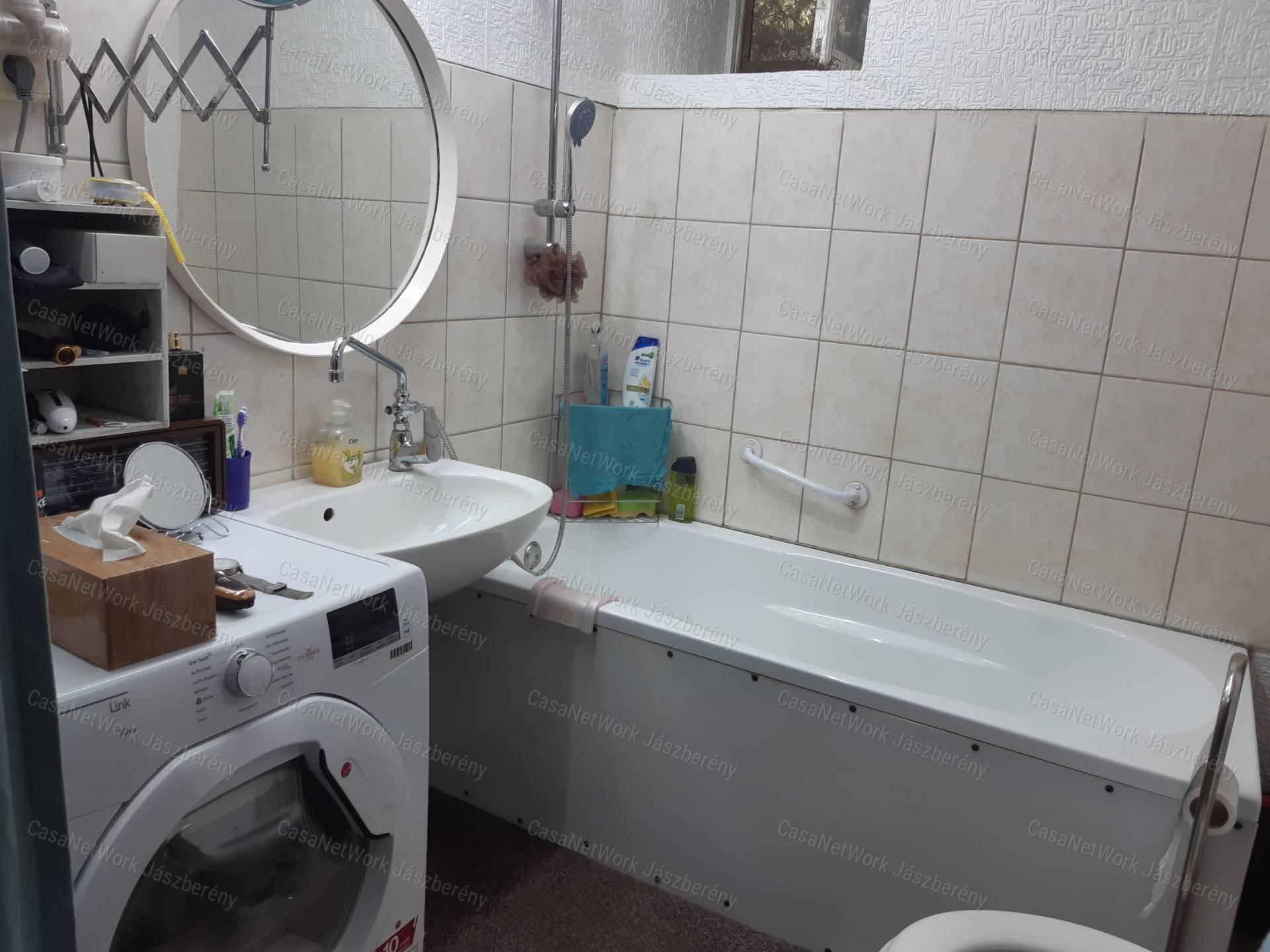 Jászszentandráson 910 nm-es telken, 68 nm-es, felújított tanya eladó!