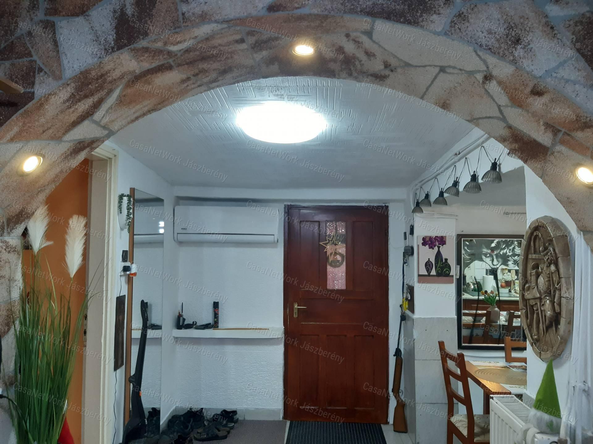 Jászszentandráson 910 nm-es telken, 68 nm-es, felújított tanya eladó!