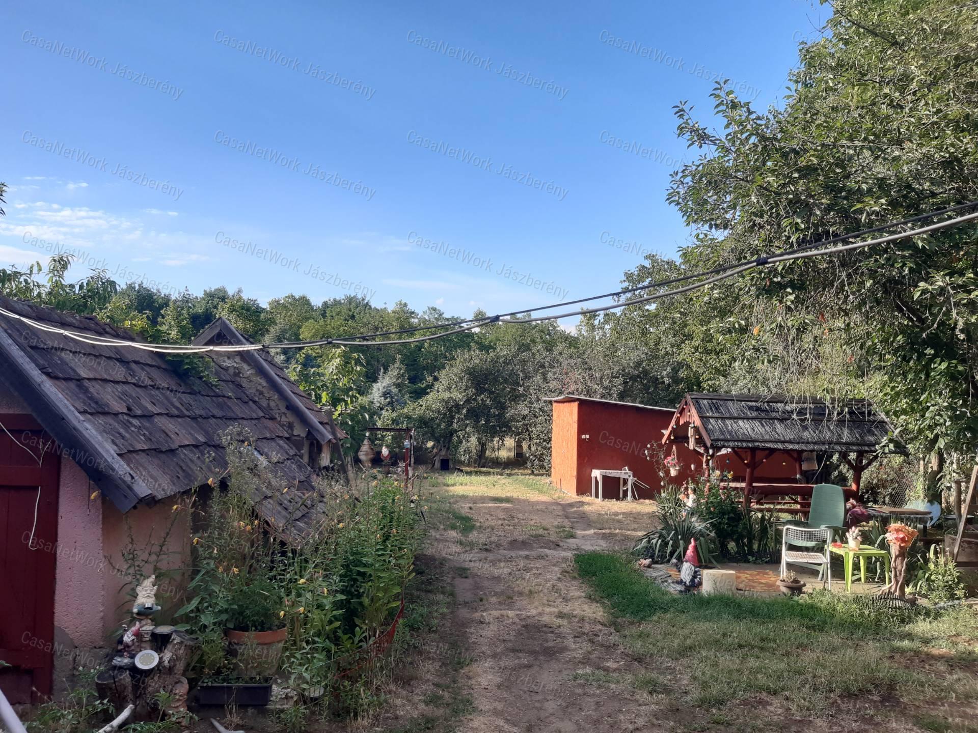 Jászszentandráson 910 nm-es telken, 68 nm-es, felújított tanya eladó!