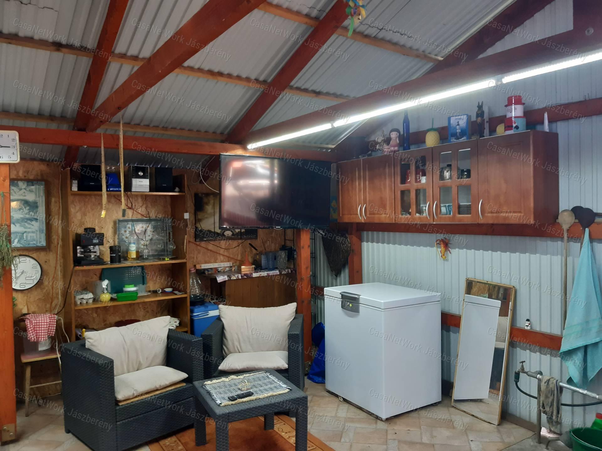 Jászszentandráson 910 nm-es telken, 68 nm-es, felújított tanya eladó!