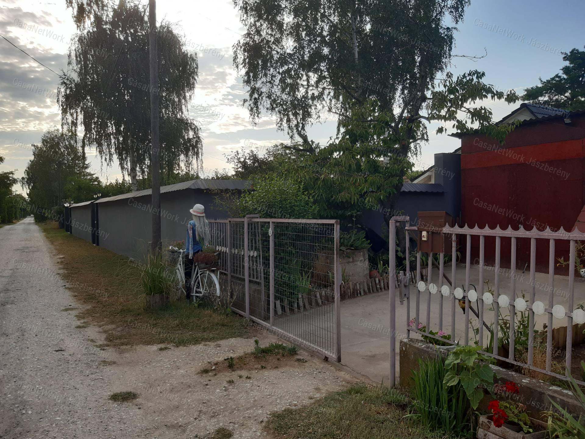 Jászszentandráson 910 nm-es telken, 68 nm-es, felújított tanya eladó!