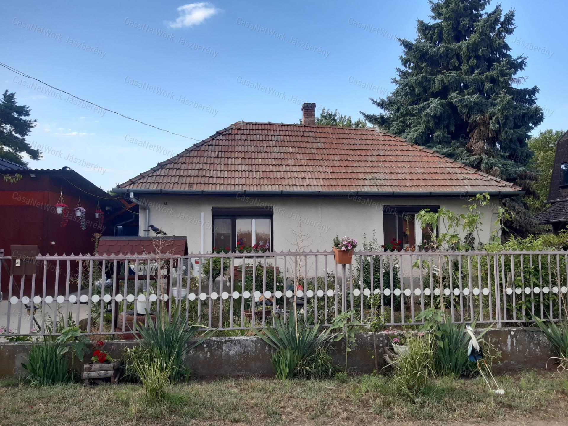 Jászszentandráson 910 nm-es telken, 68 nm-es, felújított tanya eladó!