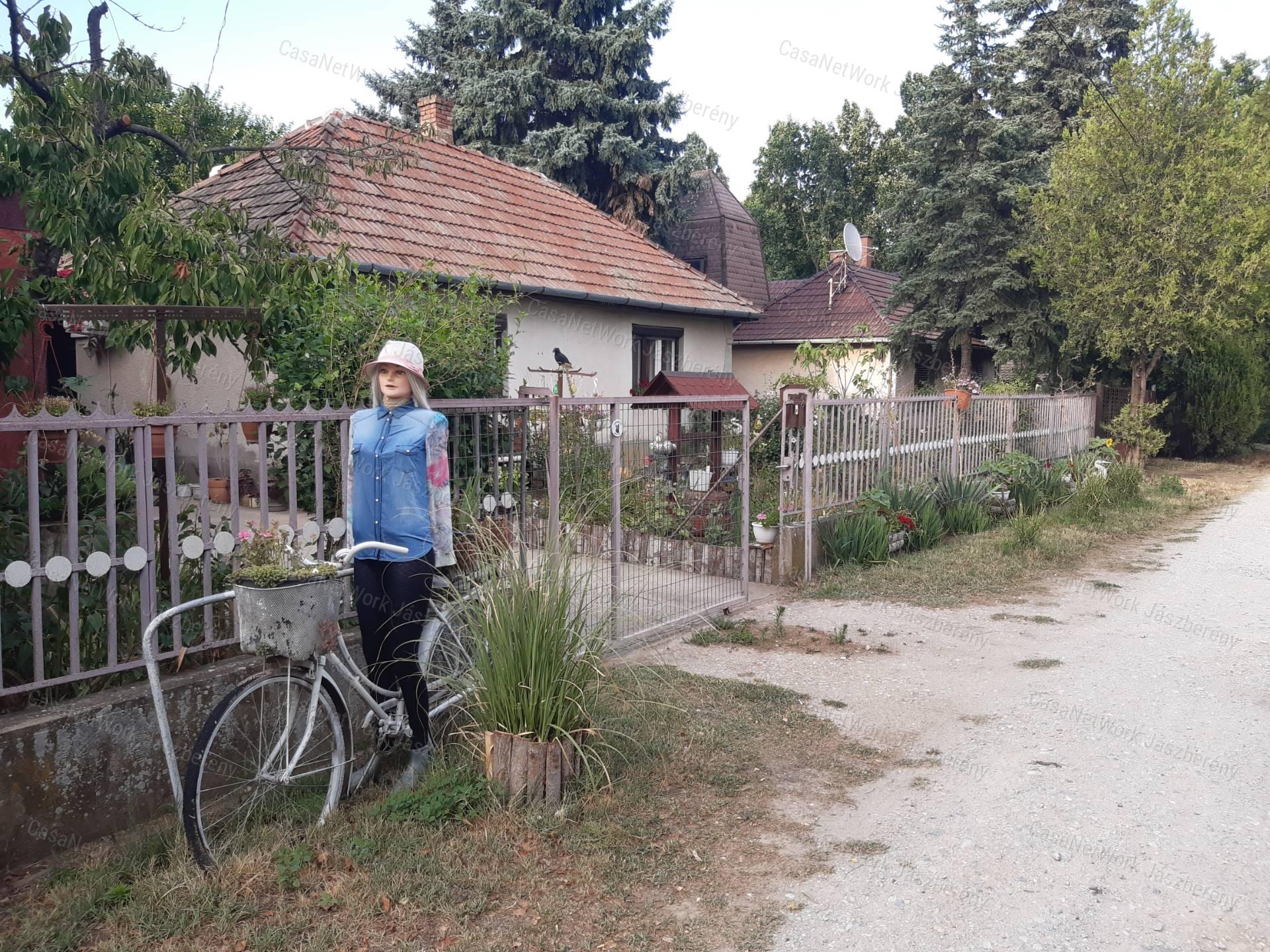Jászszentandráson 910 nm-es telken, 68 nm-es, felújított tanya eladó!
