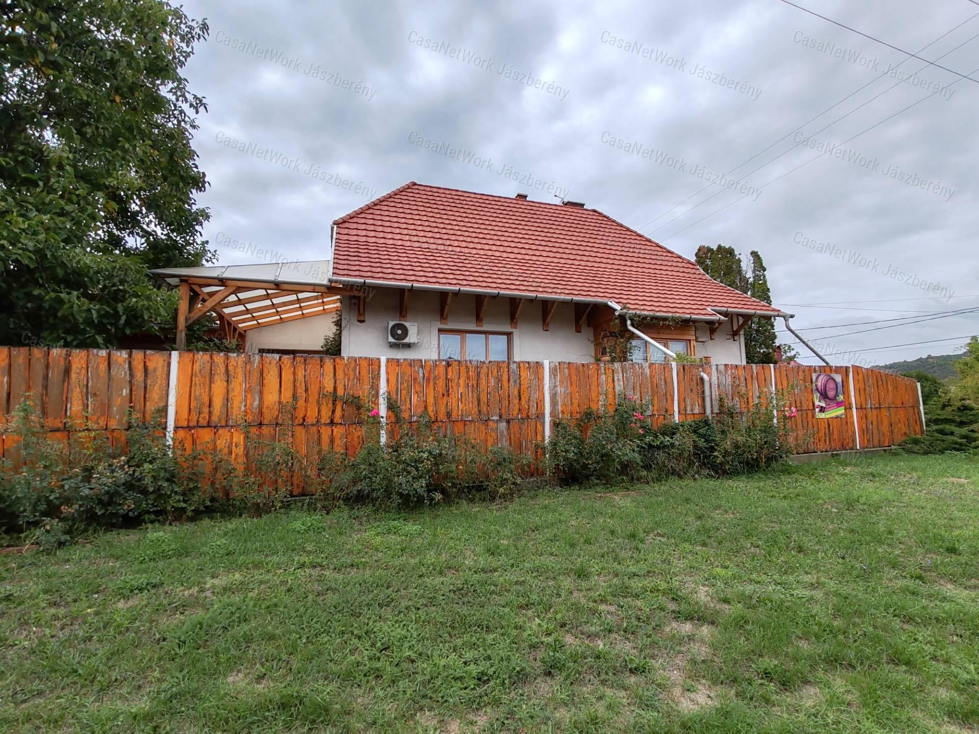 Gyönyörű vidéken családi ház, borászat és szőlőfeldolgozó üzem eladó
