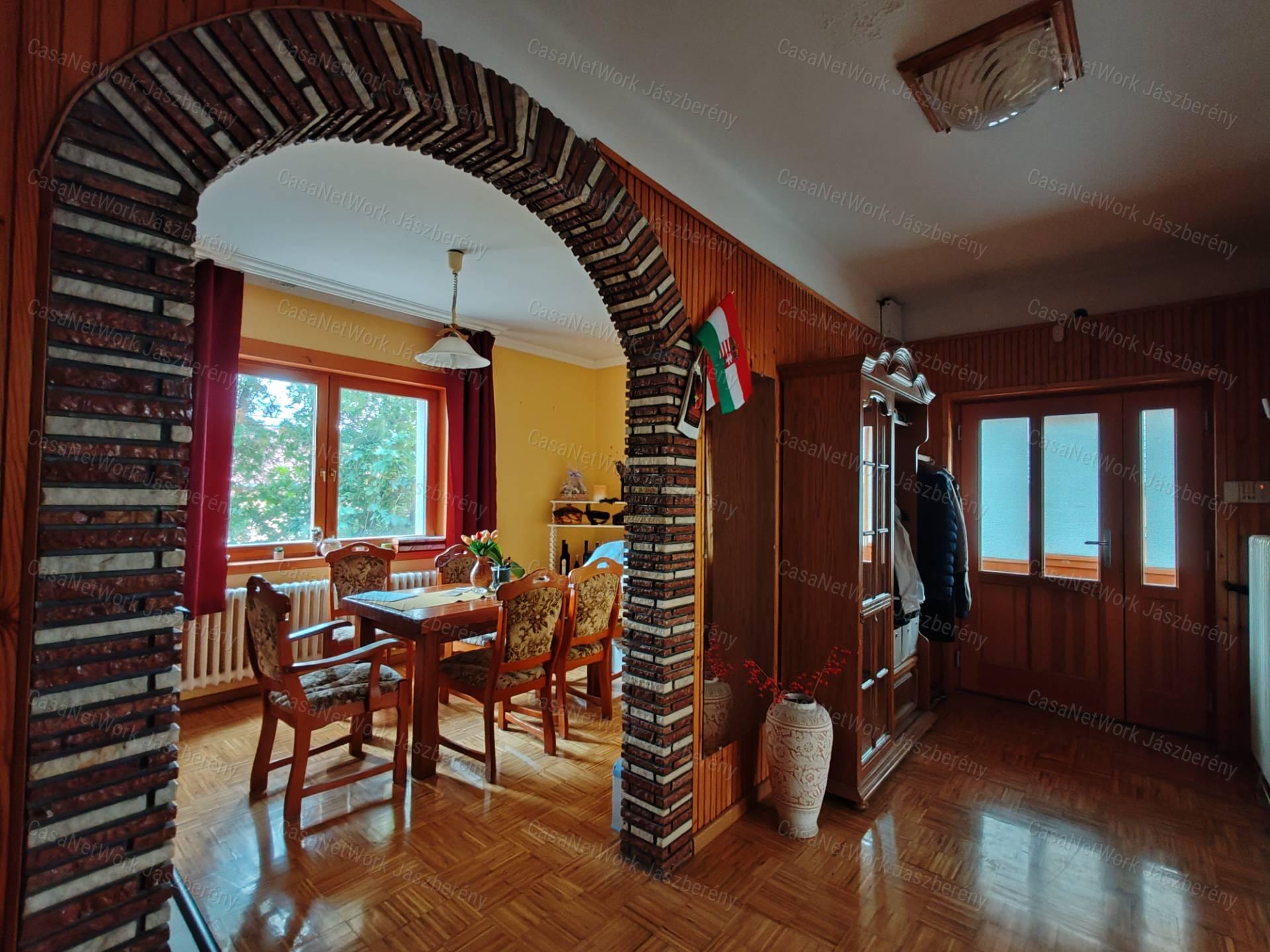 Gyönyörű vidéken családi ház, borászat és szőlőfeldolgozó üzem eladó